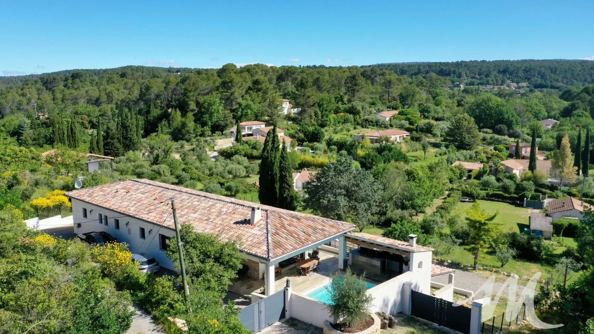 VILLA CONTEMPORAINE  DOMINANTE AVEC PISCINE