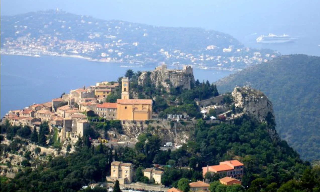 APPARTEMENT MODERNE AVEC MAGNIFIQUE VUE MER A EZE