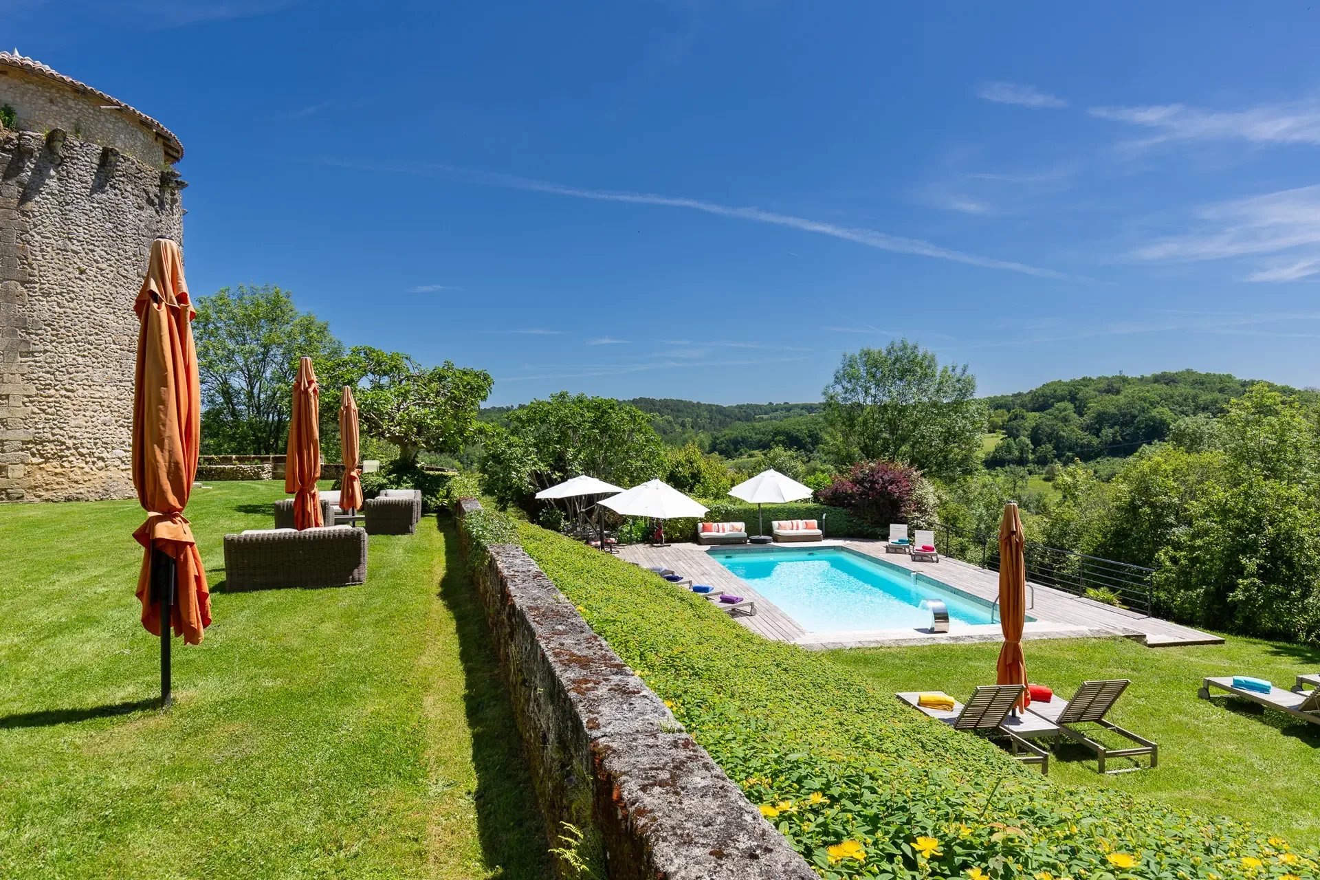 SCHLOSS MIT POOL UND TENNISPLATZ IN BORDEAUX ZU VERKAUFEN
