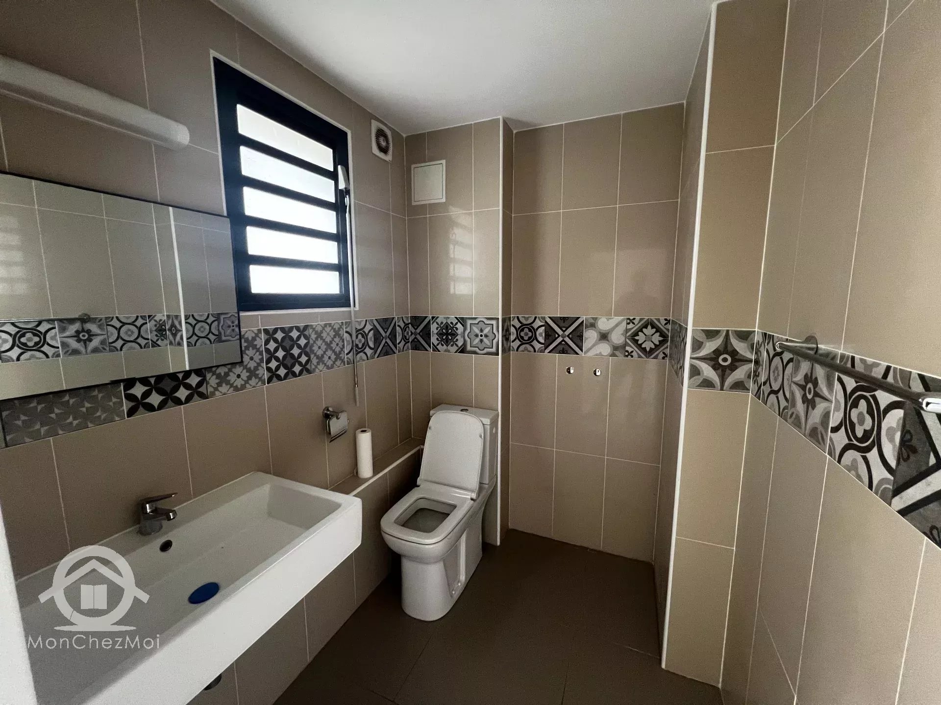 SAINT GILLES LES BAINS  Petite résidence de charmes : F4 Duplex Exceptionnelle à 420 000 euros !
