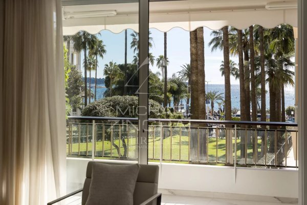 Luxury 2-Bedroom Apartment for Sale on Cannes Croisette | Sea View — photo 2