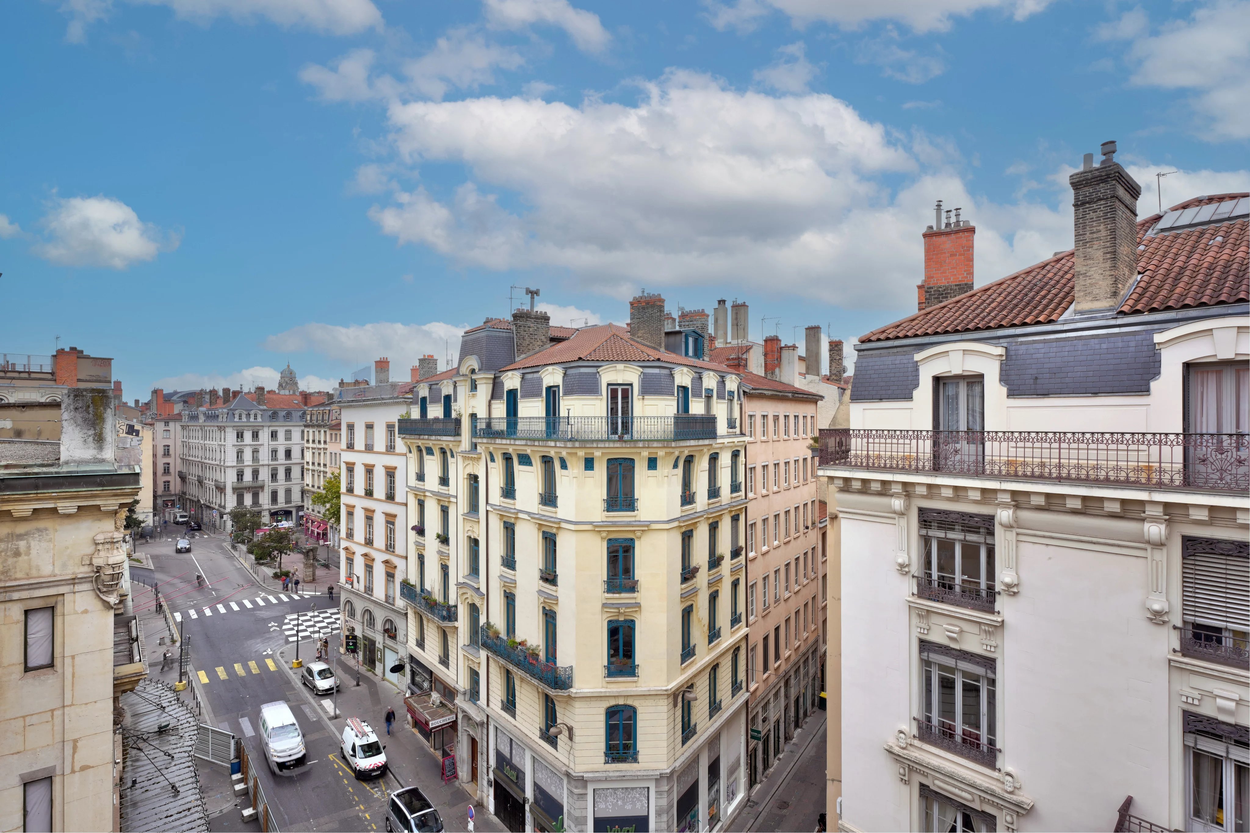 Lyon 1er  Bel appartement T5 lumineux avec balcon filant et vues dégagées — photo 3