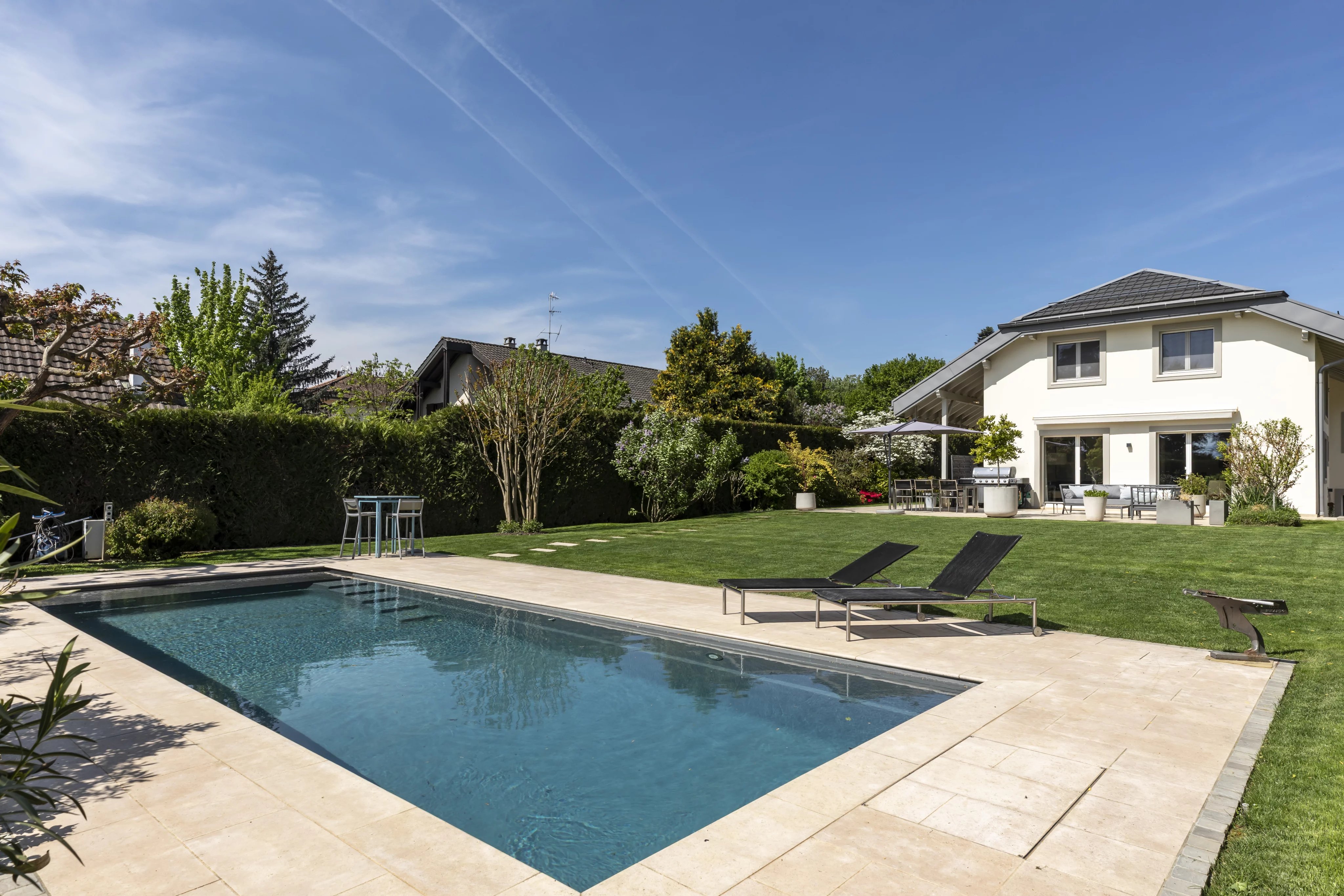 Exklusiv großartige Familienvilla mit Pool in der Nähe des Sees