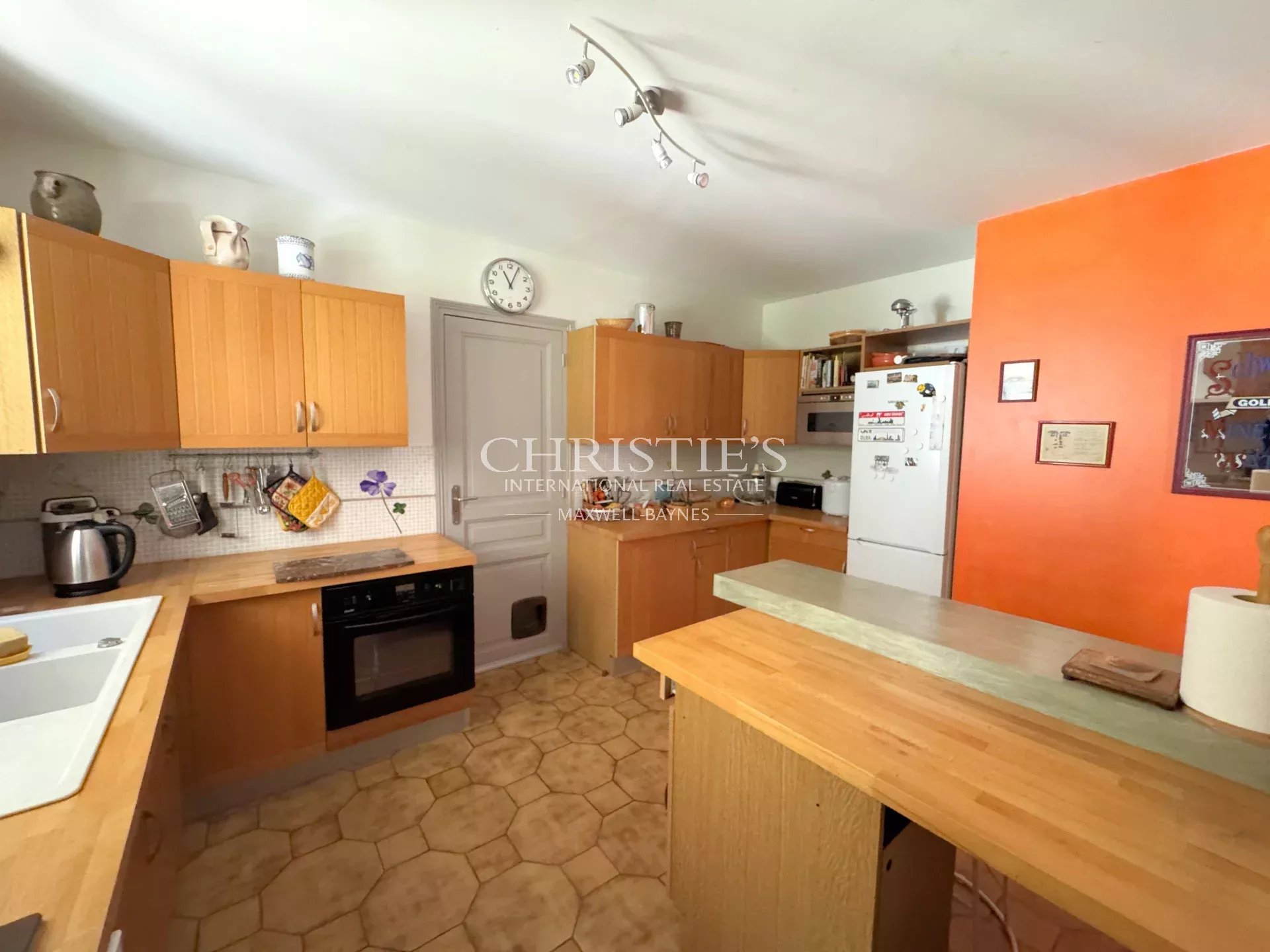 6 Bedroom Villa/Townhouse's Image 11