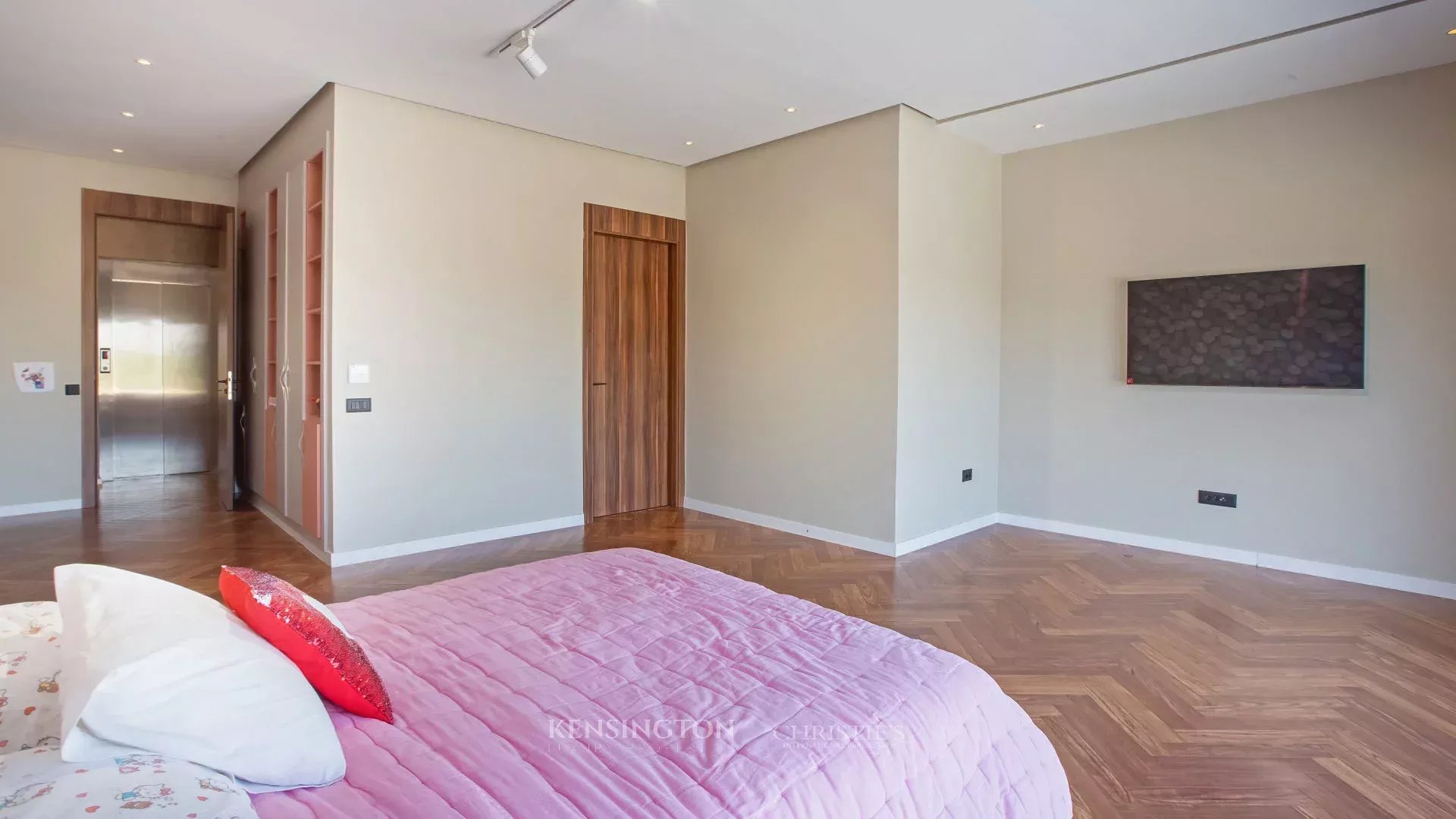 5 Bedroom Villa/Townhouse's Image 24