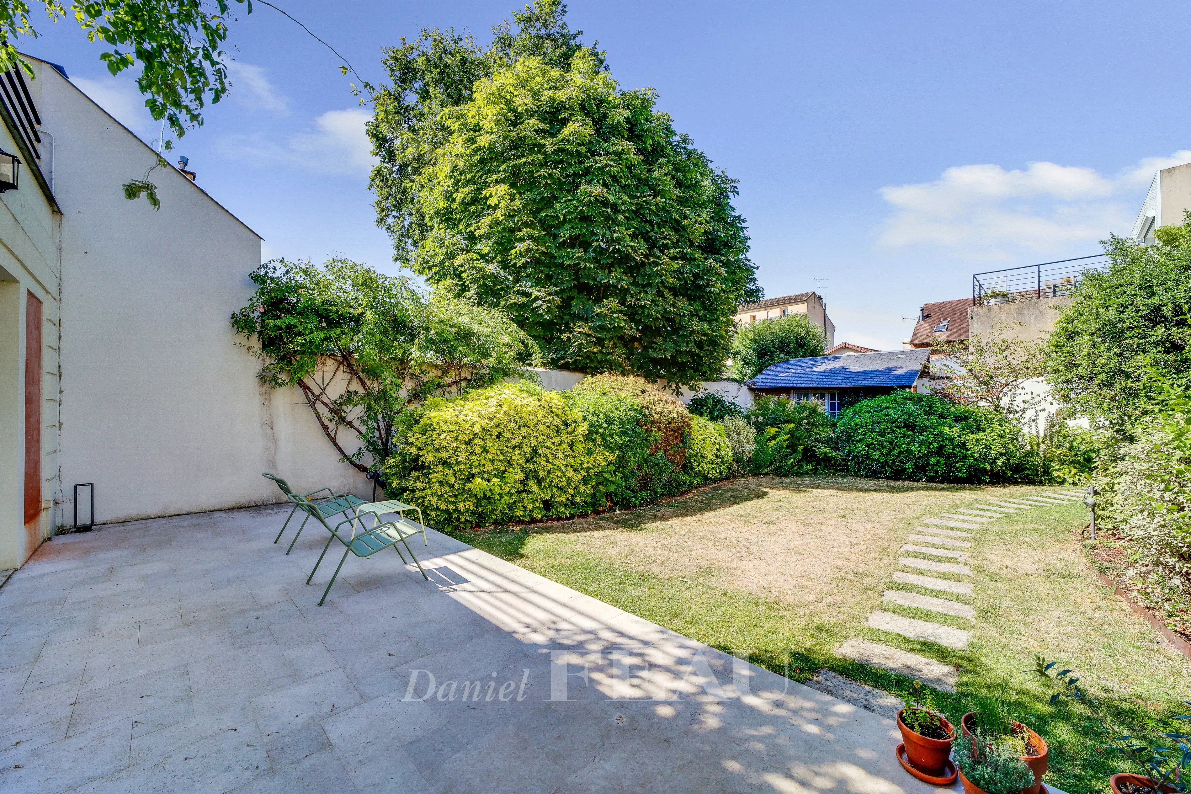 Une terrasse prolonge la cuisine ainsi que la salle à manger