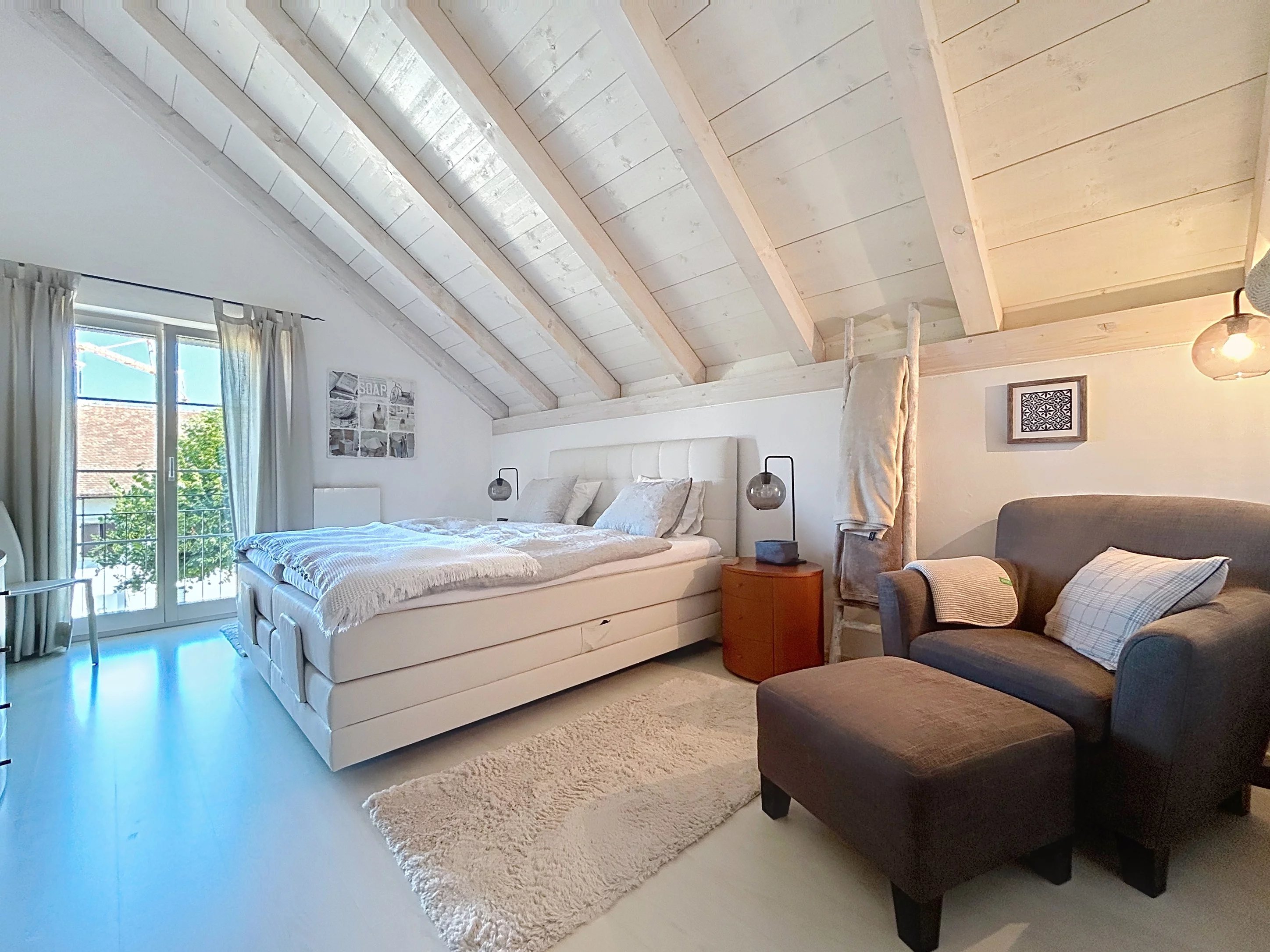 Spacieuse villa familiale de caractère avec vaste jardin (Laténa)