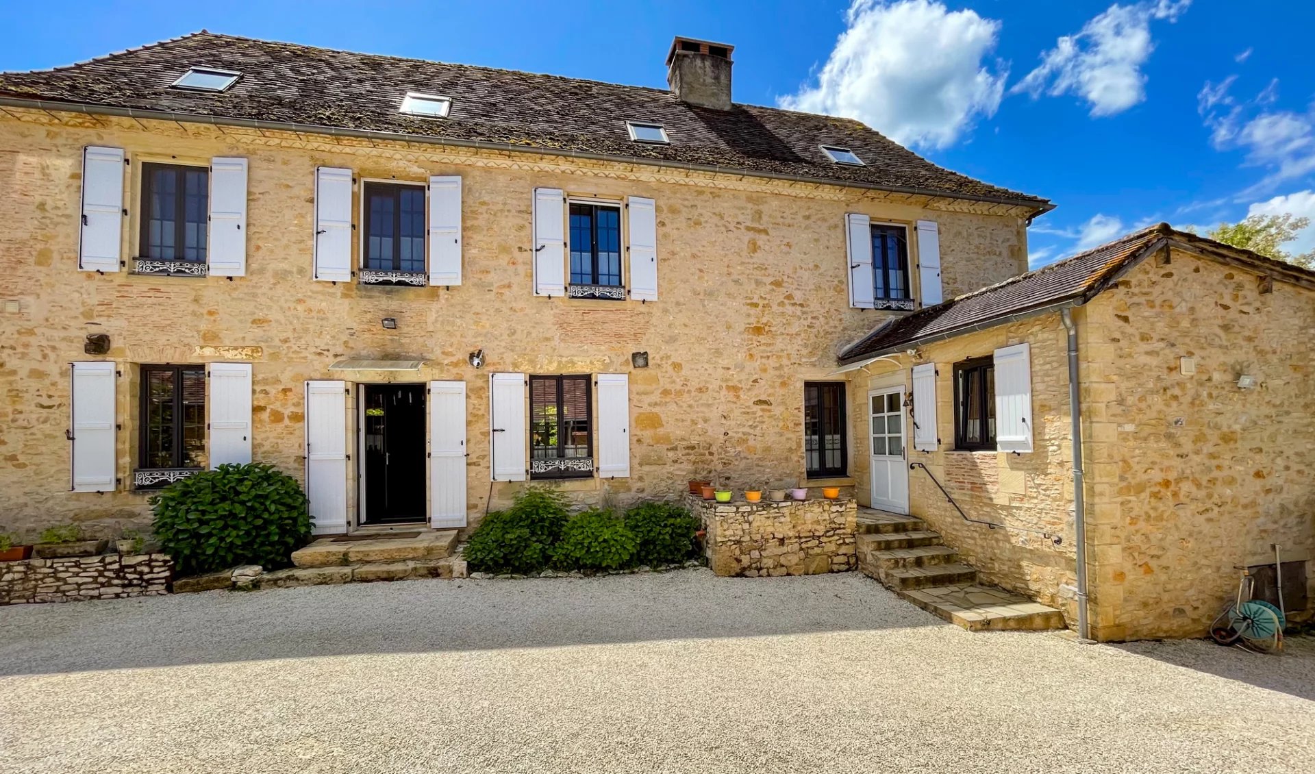 Elegant 7 bedroom country house with swimming pool