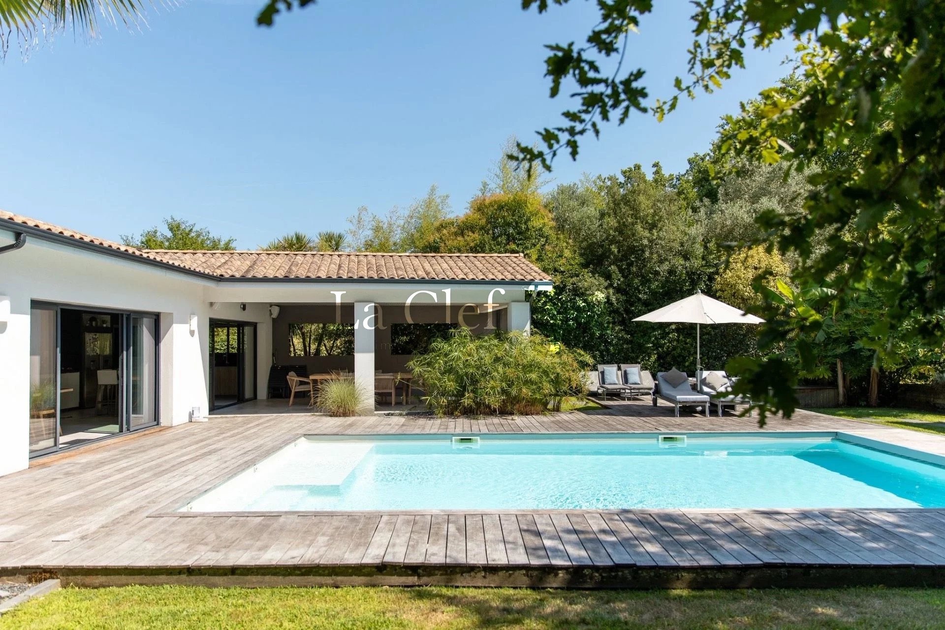 GUJAN-MESTRAS VILLA DE PLAIN-PIED 225 M² 4 SUITES –PISCINE PARC PAYSAGER 2 180 M² - Photo 2