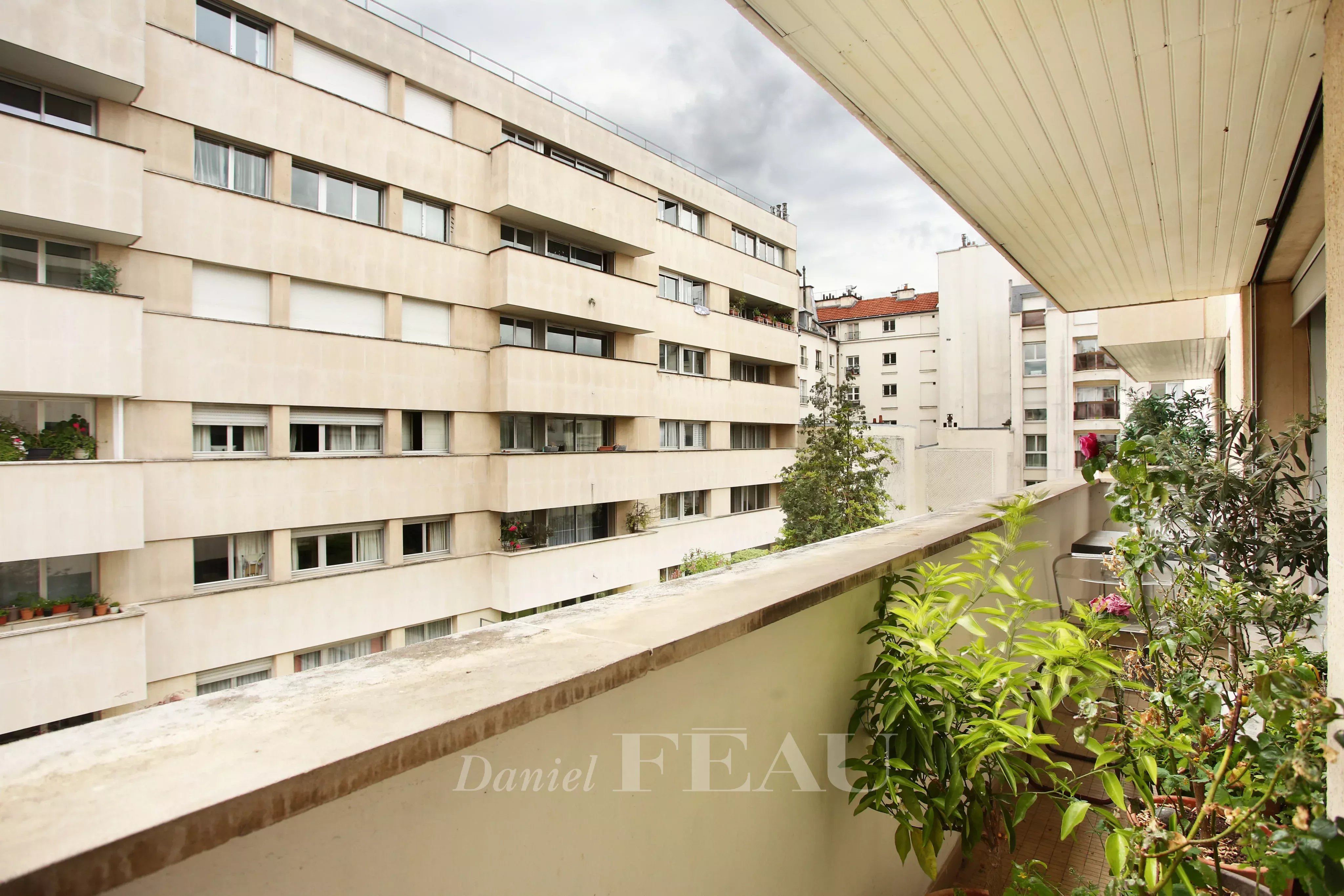 balcon salon et chambre au sud sur jardin de la résidence