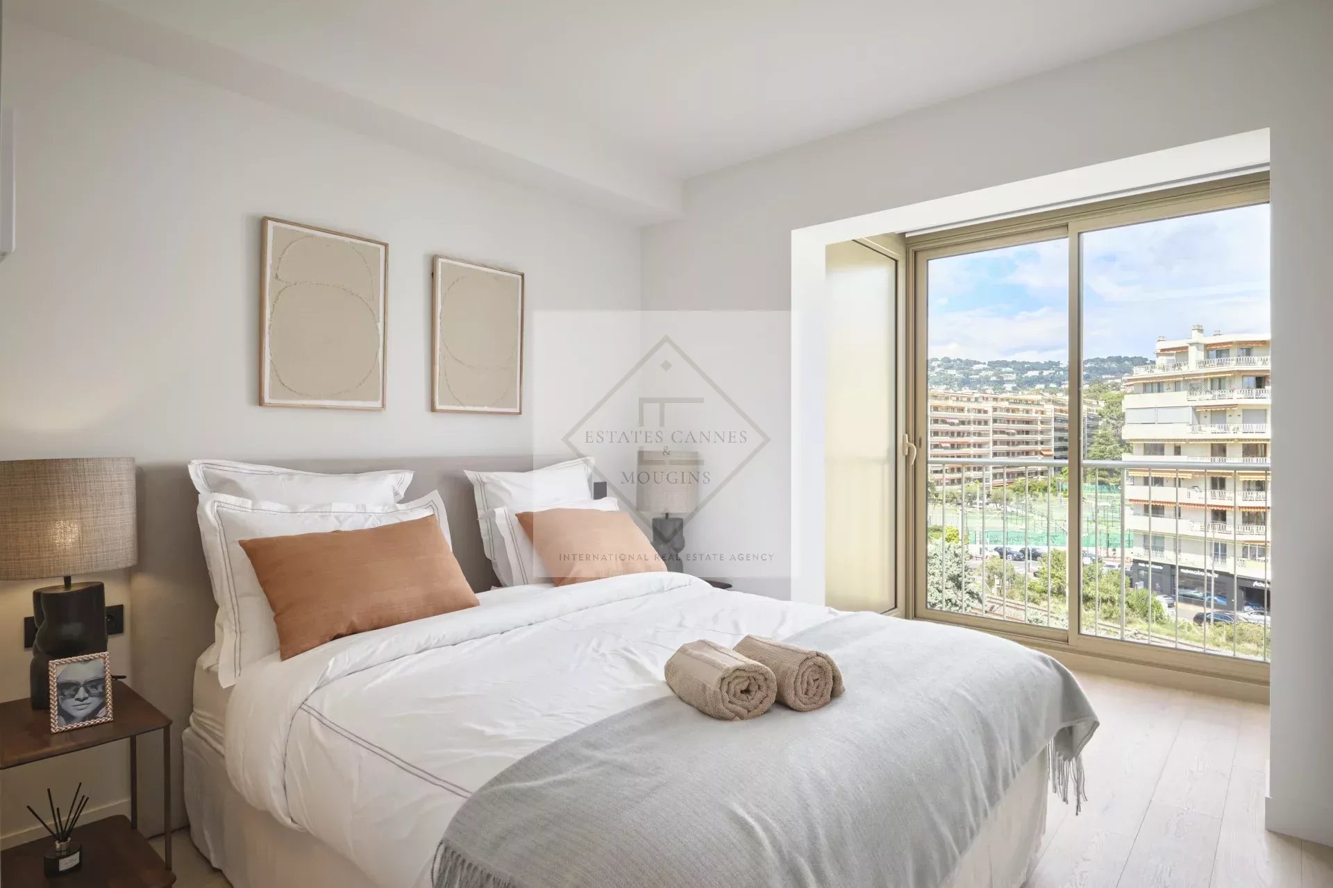 Cannes Croisette – Superbe 3 pièces rénové avec vue panoramique sur la baie de Cannes ! — photo 7