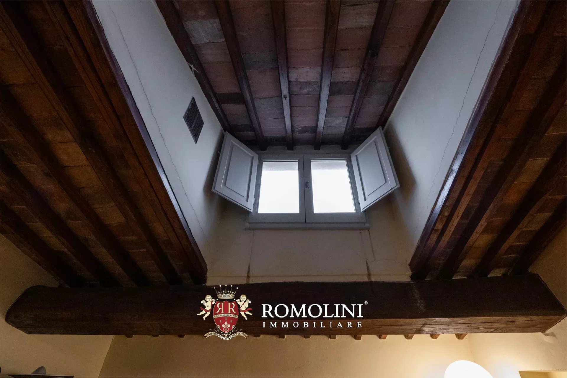 COZY 60-SQM PENTHOUSE FOR SALE IN THE HISTORICAL CENTER OF AREZZO