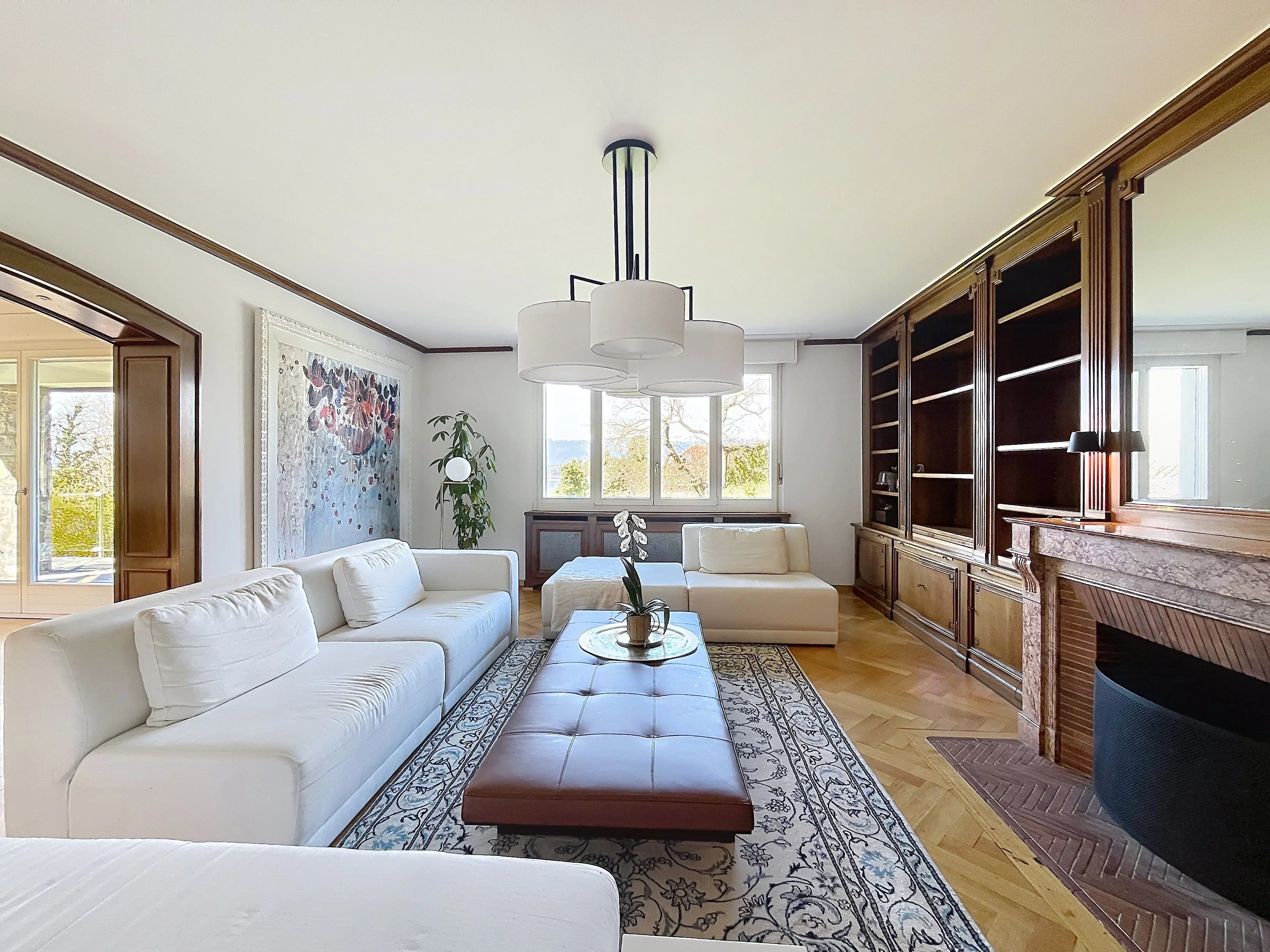 Magnificent villa with a swimming pool, set in a lush green environment and offering breathtaking lake views.