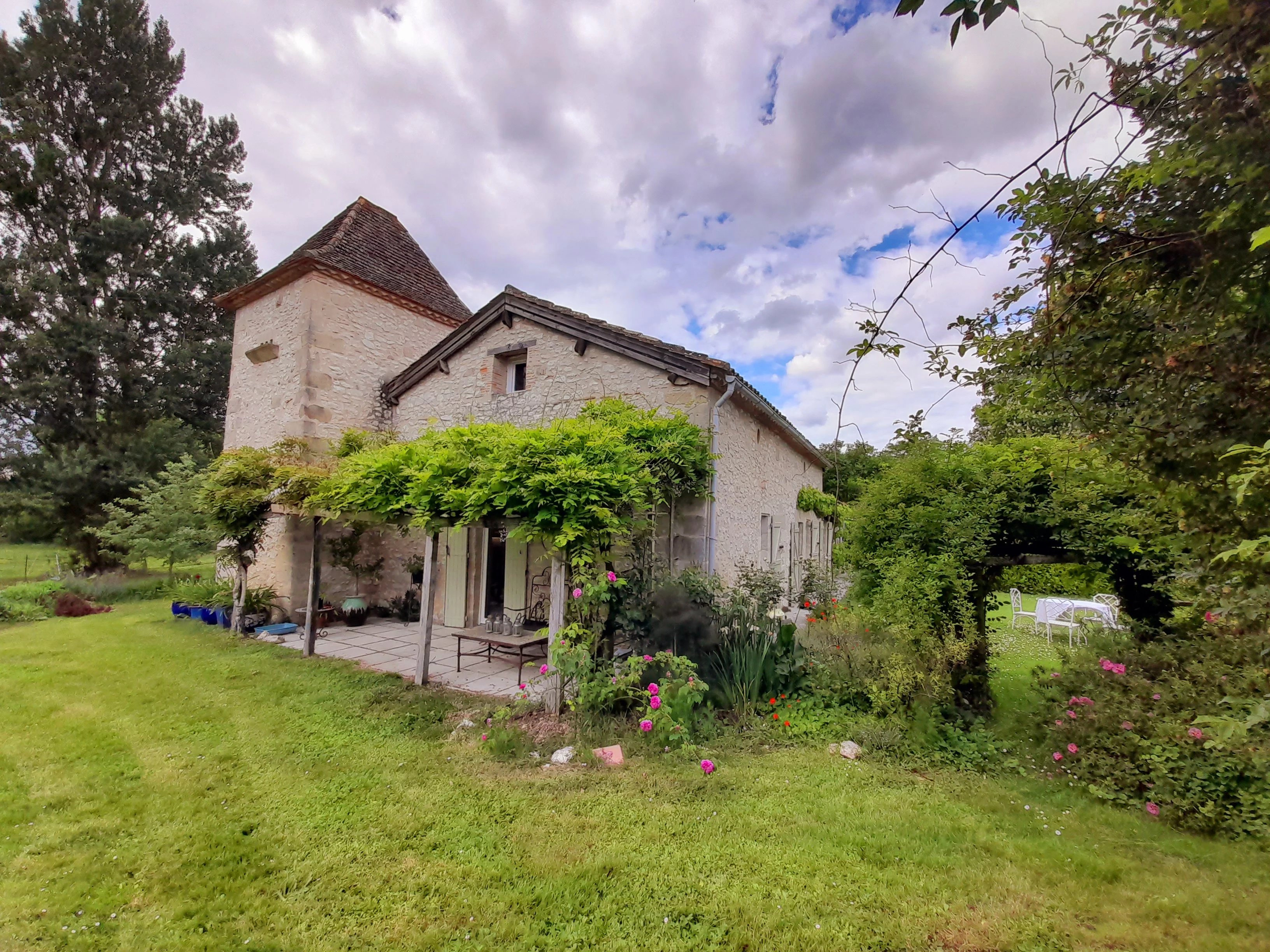 Charming country cottage with paddocks and shelter