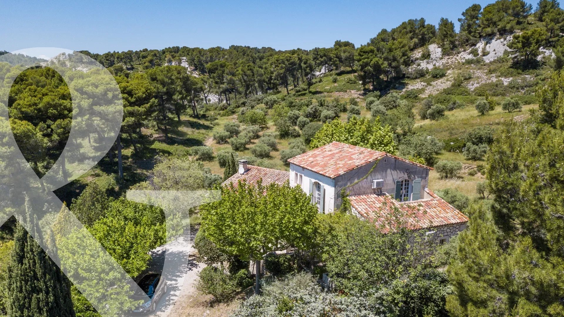 MAISON EN POSITION DOMINANTE