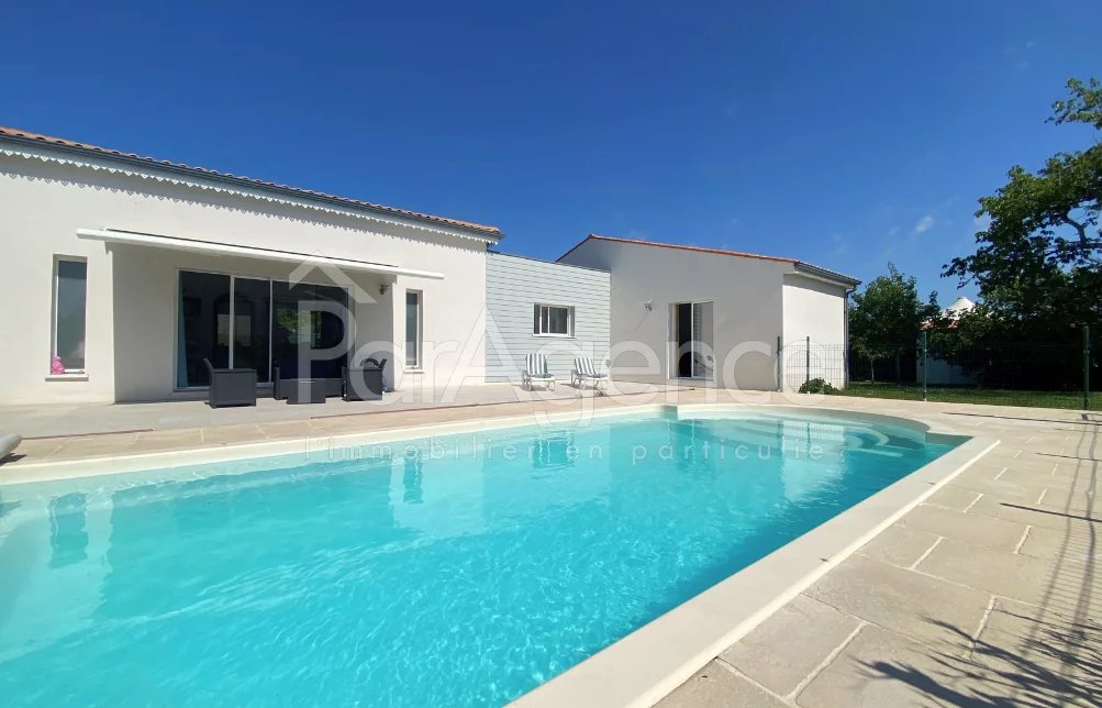 MAISON RECENTE DE PLAIN PIED AVEC PISCINE
