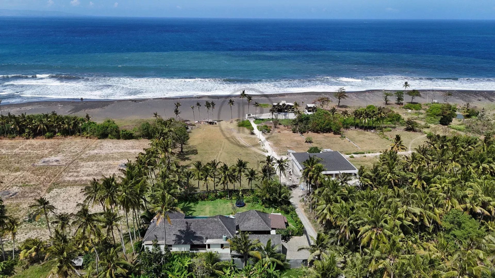 Freehold Villa avec vue sur l'océan et design tropical moderne