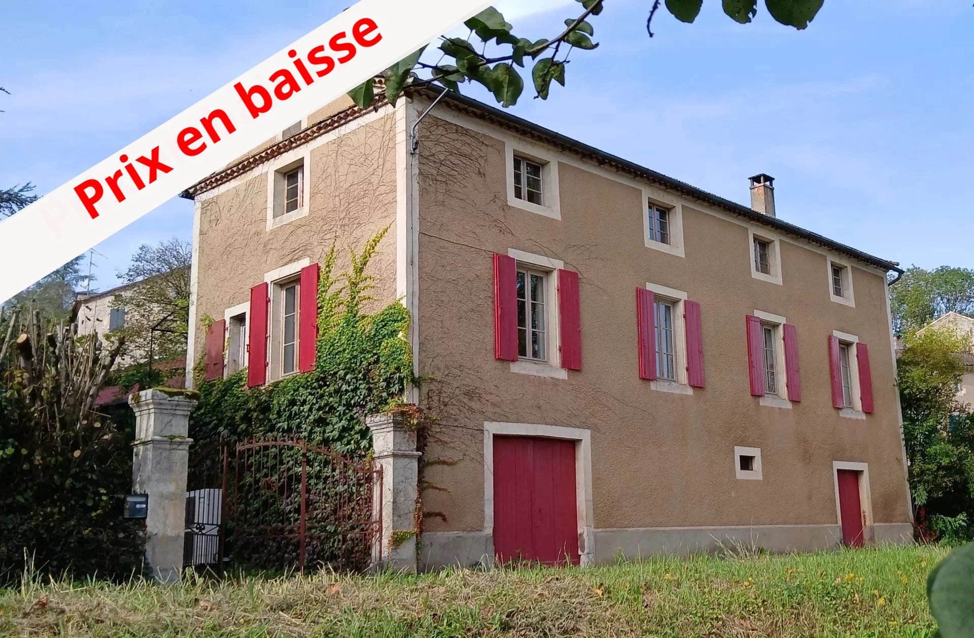 Imposante maison ancienne de caractère restaurée sur sous-sol avec dépendances, sur un terrain arboré de 3 782 m²