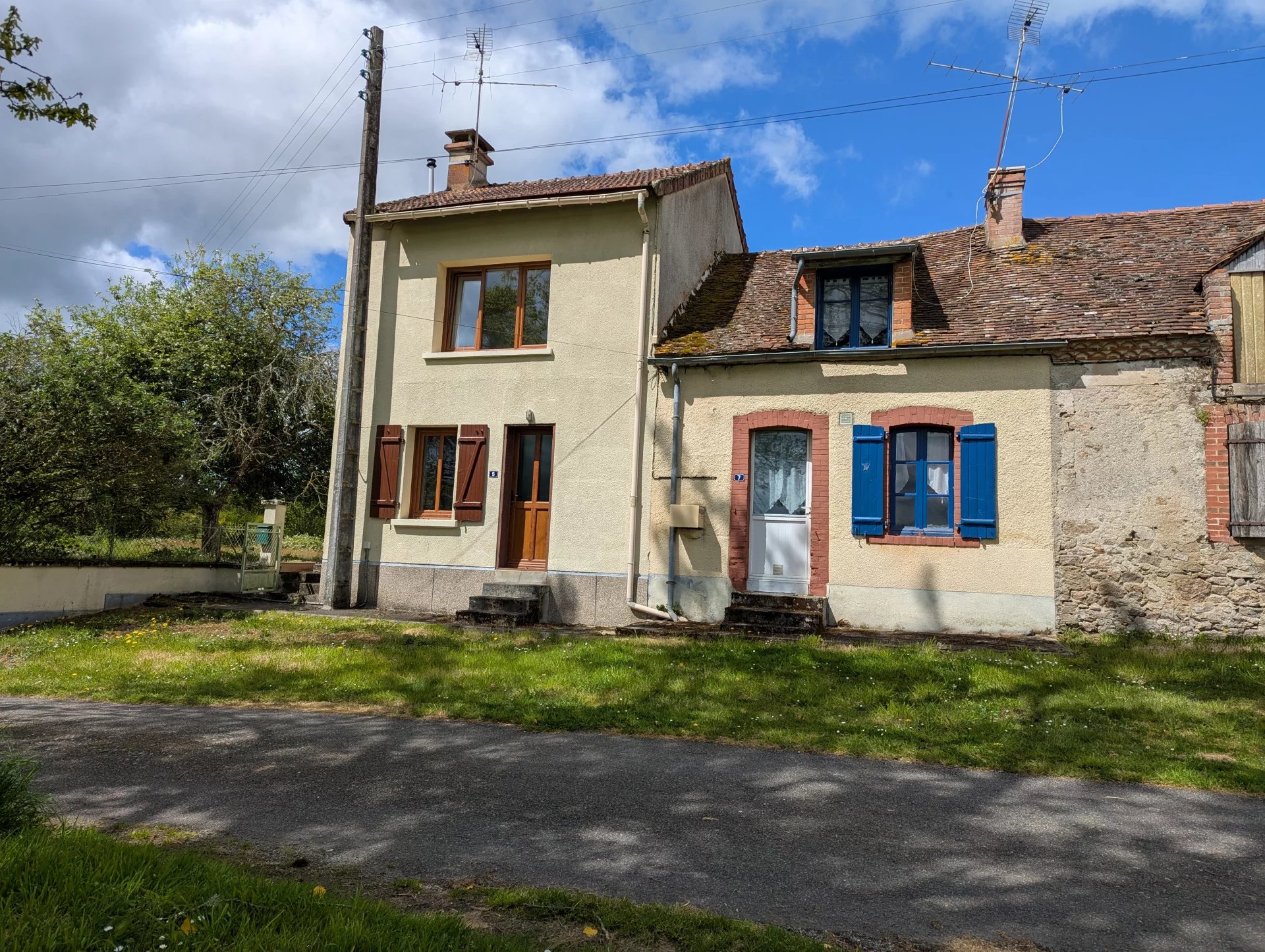 Deux charmantes maisons en pierre dans un endroit tranquille