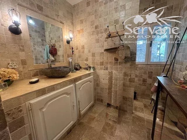 SALERNES Property with strong rental potential: 3 houses and a separate apartment