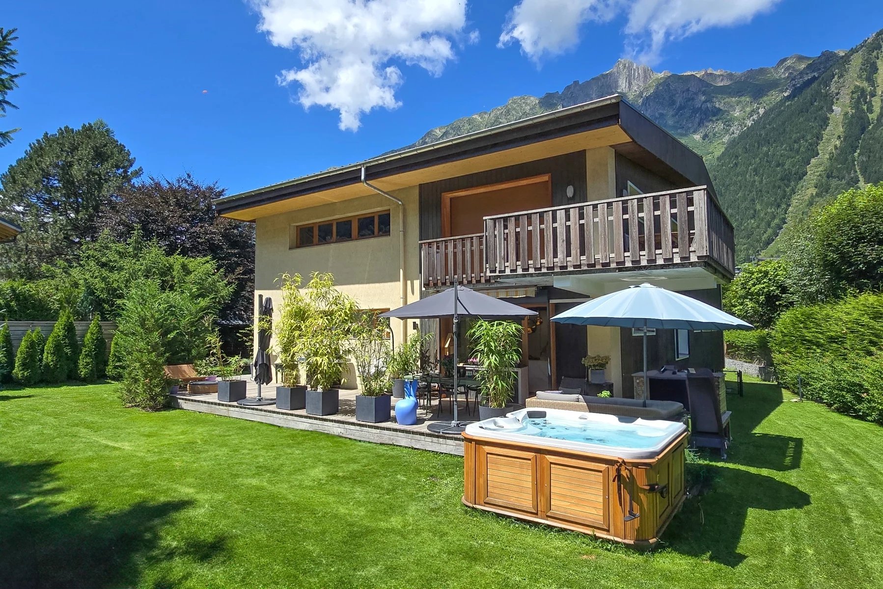 CHAMONIX - A beautifully renovated 4-bedroom apartment in the centre of Chamonix Accommodation in Chamonix