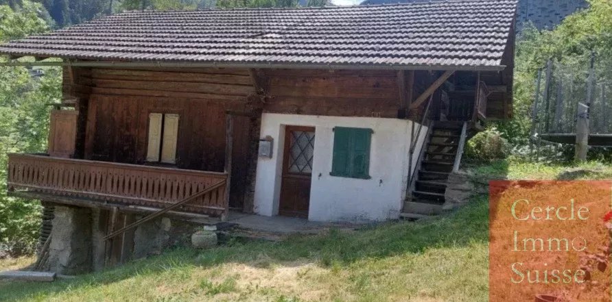 CHALET À RÉNOVER 