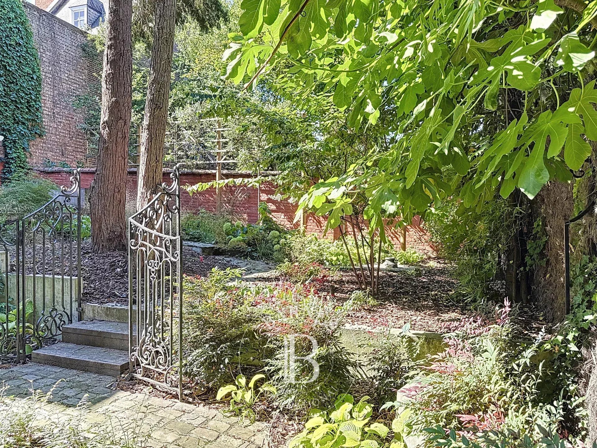 Facing the Abbey of La Cambre – Exceptional Townhouse with Renovation Project