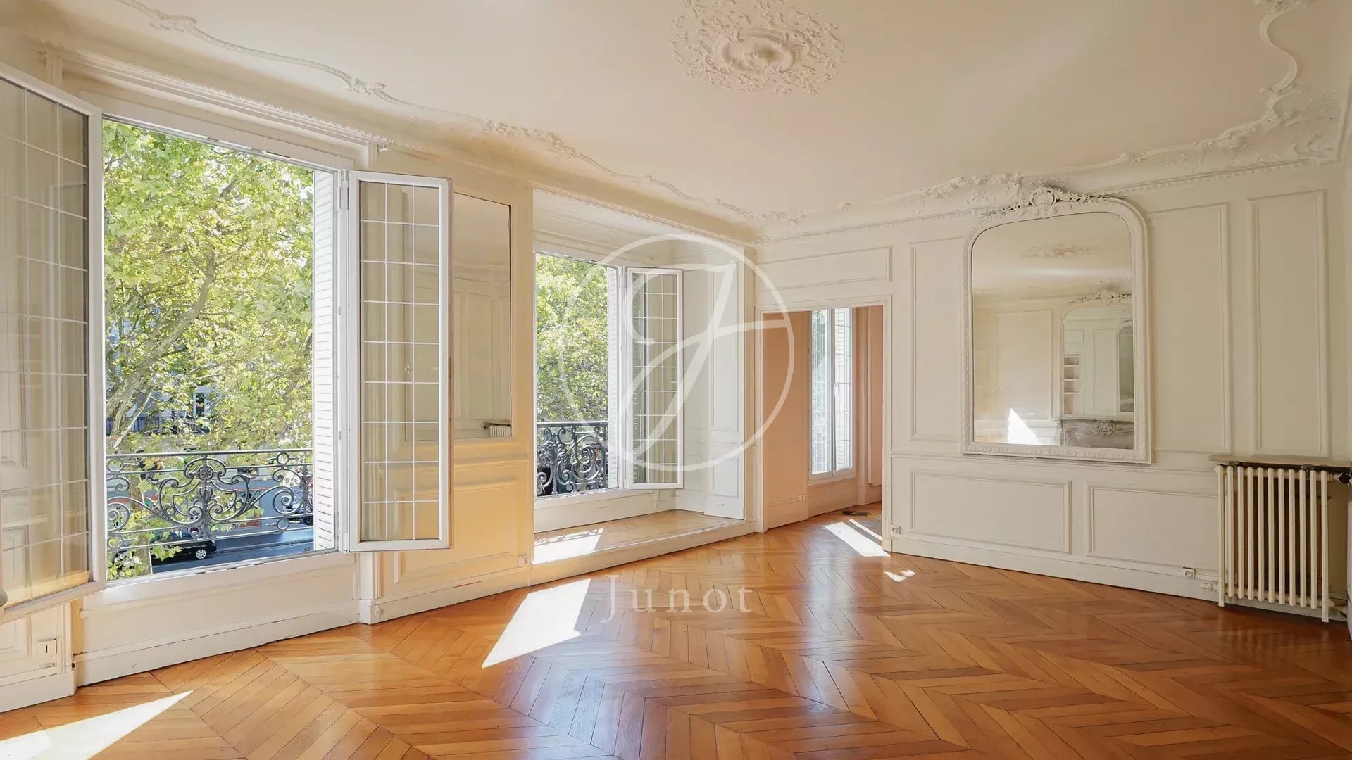 Paris 18e - ANVERS / MARTYRS - Appartement à vendre - 5 pièces - 140,18m² Carrez - 3 chambres - Terrasse privative 34,5m² - Triple exposition.