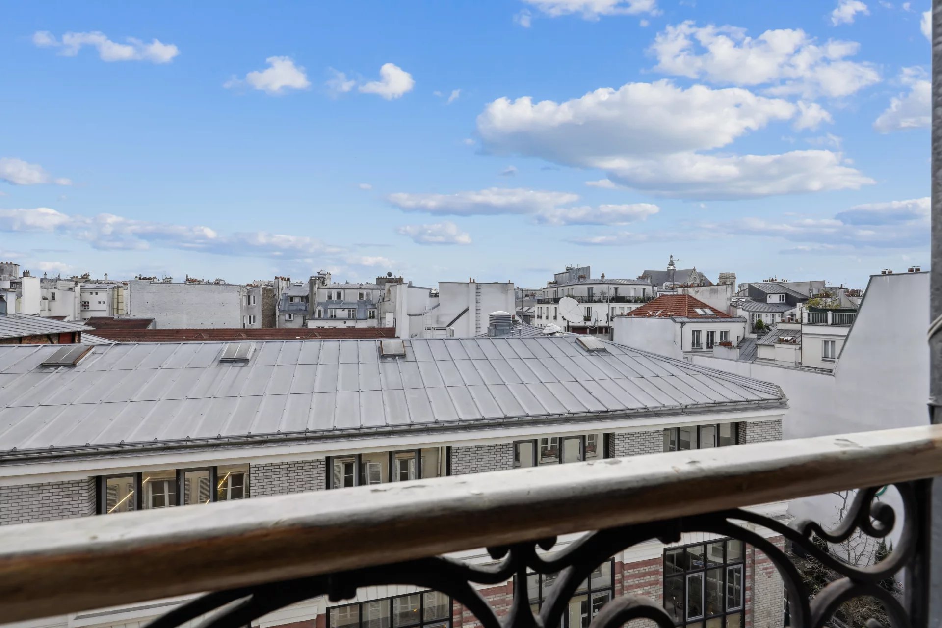 Paris IIème - Dernier étage avec ascenseur - vue dégagée