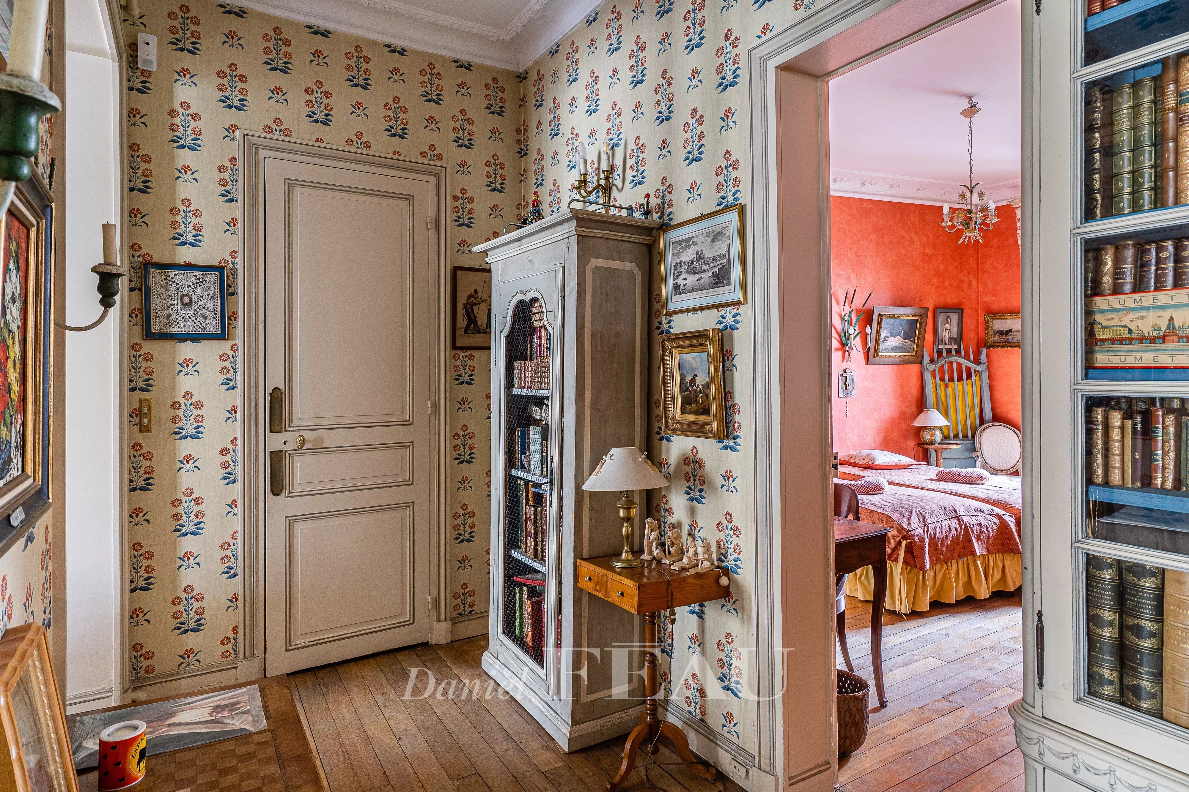 Galerie d'entrée vue chambre.