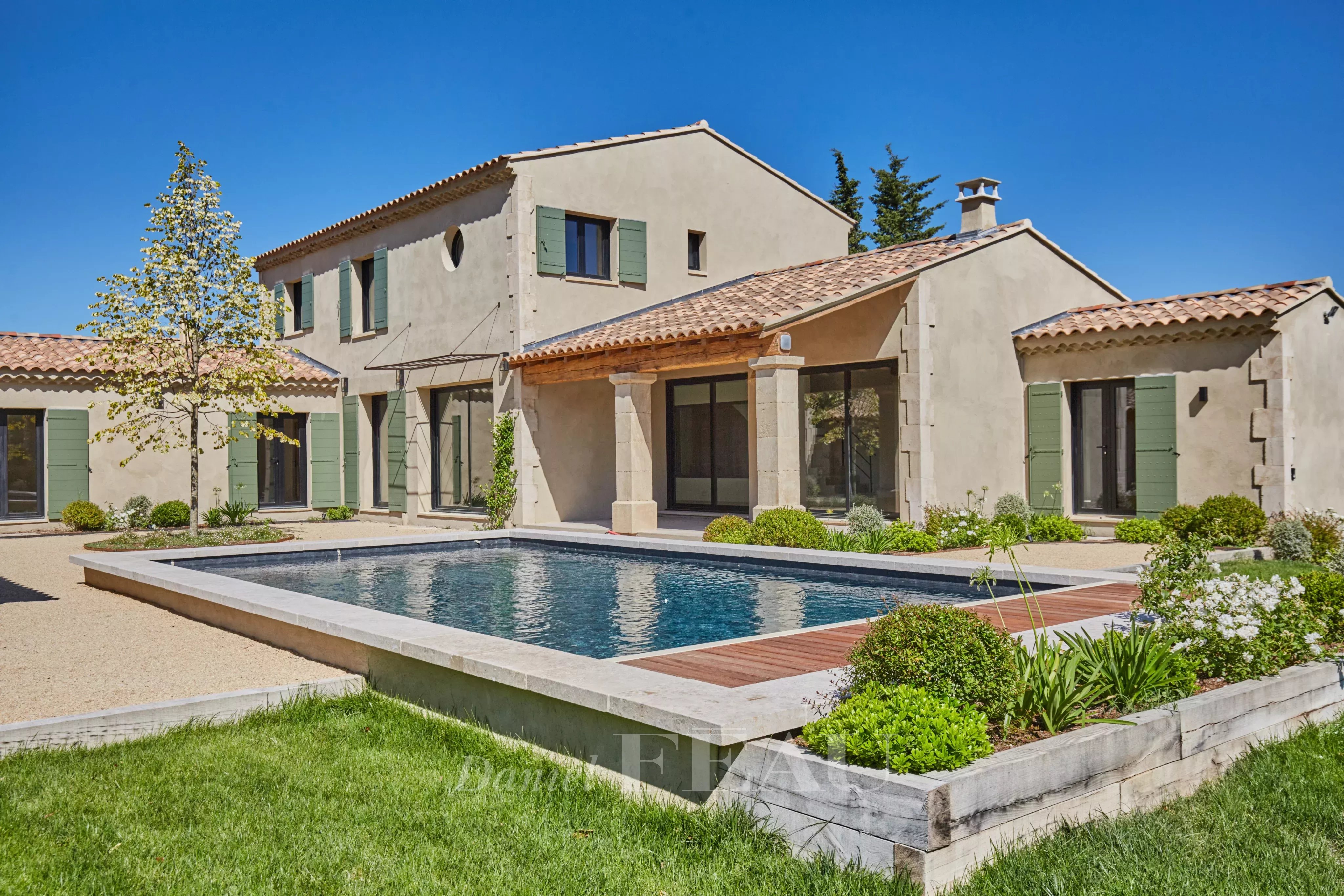 Saint Rémy de Provence  -  A new 4-bed property with a swimming pool