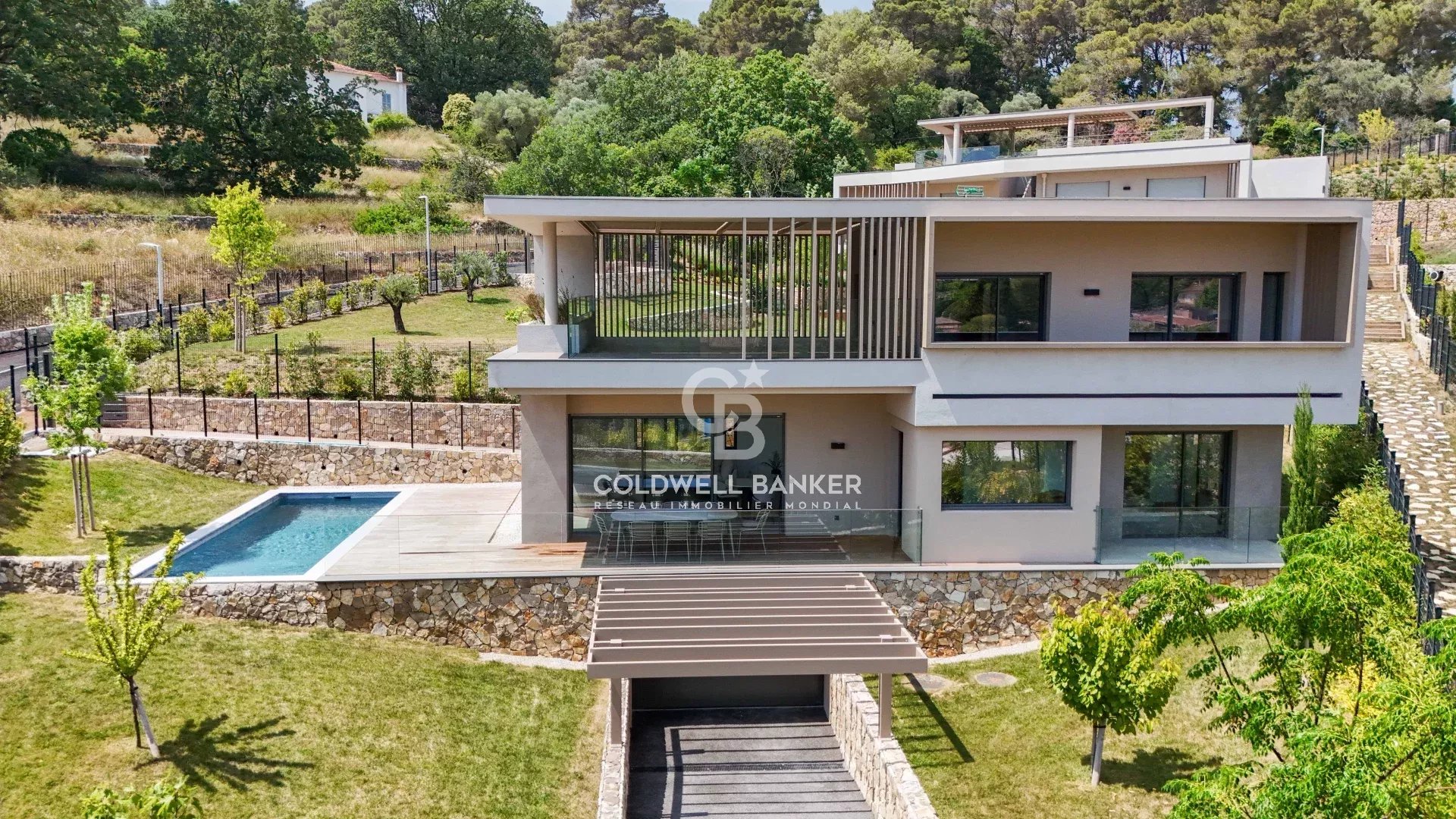 MOUGINS – VILLA NEUVE DANS DOMAINE PRIVÉ AVEC GARANTIES ET EMPLACEMENT PREMIUM
