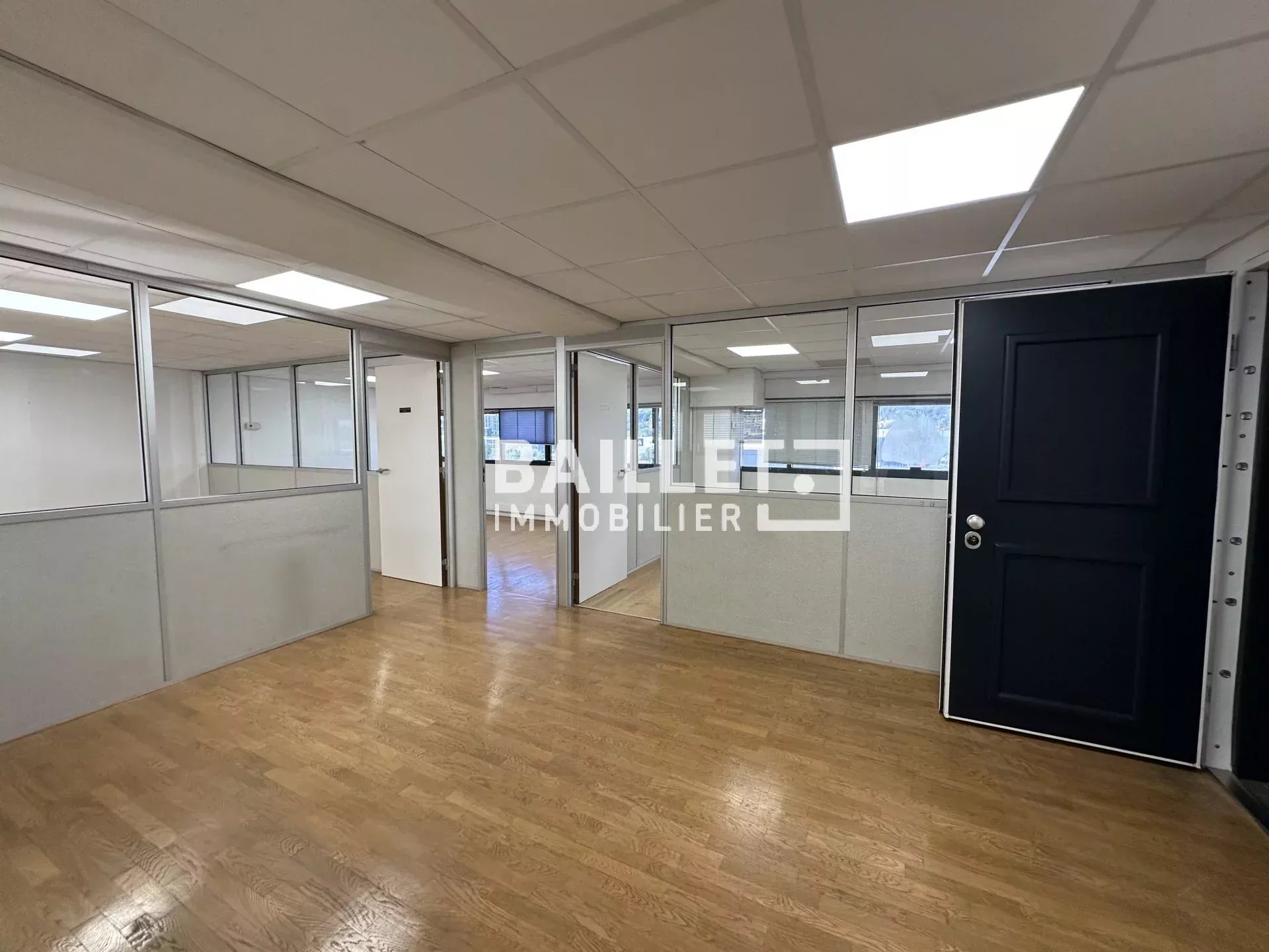 BUREAU CLIMATISÉ DE 128 M² AVEC ACCÈS PMR