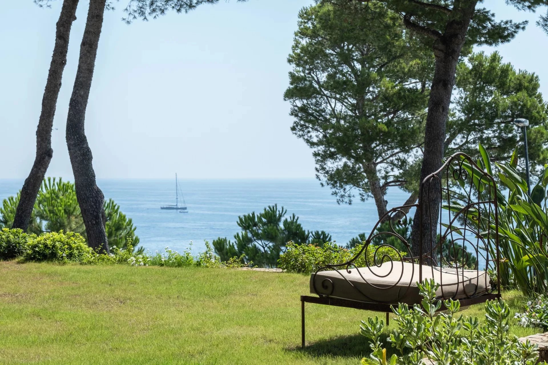 Villa provençale en deuxième ligne avec jardins plats, piscine chauffée et vue sur la mer