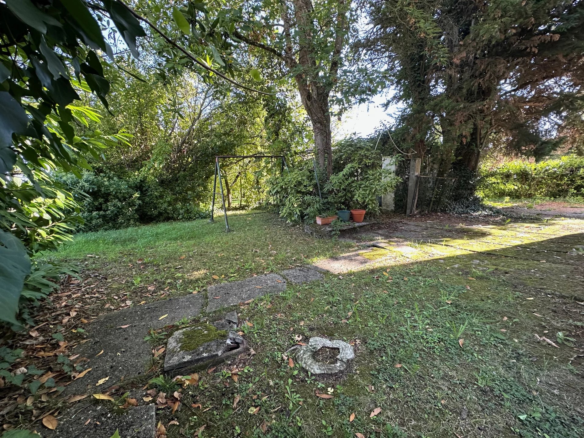 TERRAIN/ MAISON A RENOVER - Emplacement idéal