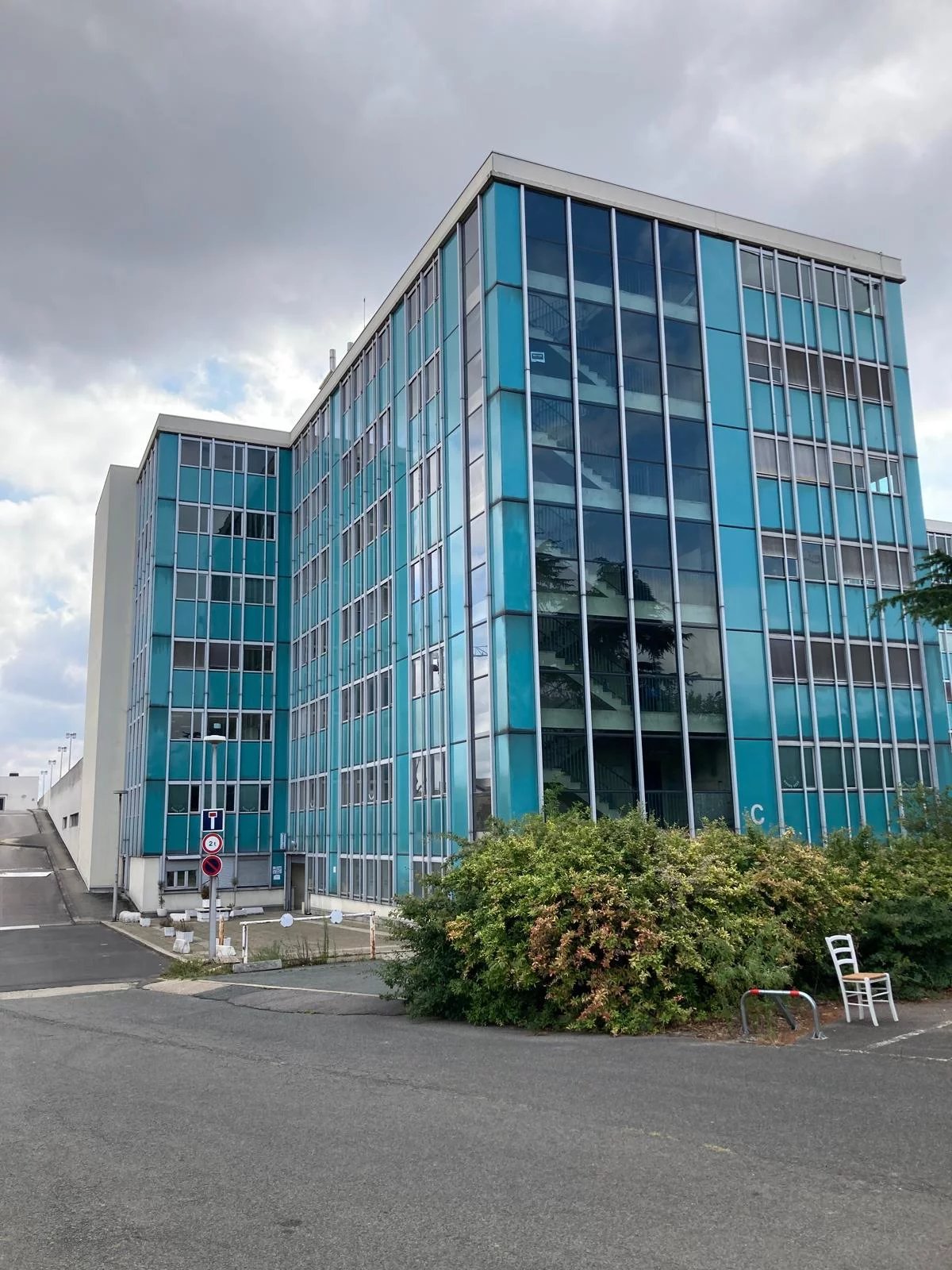 Bureaux de 575 m² divisibles avec 11 parkings – Opportunité rare - Image Array