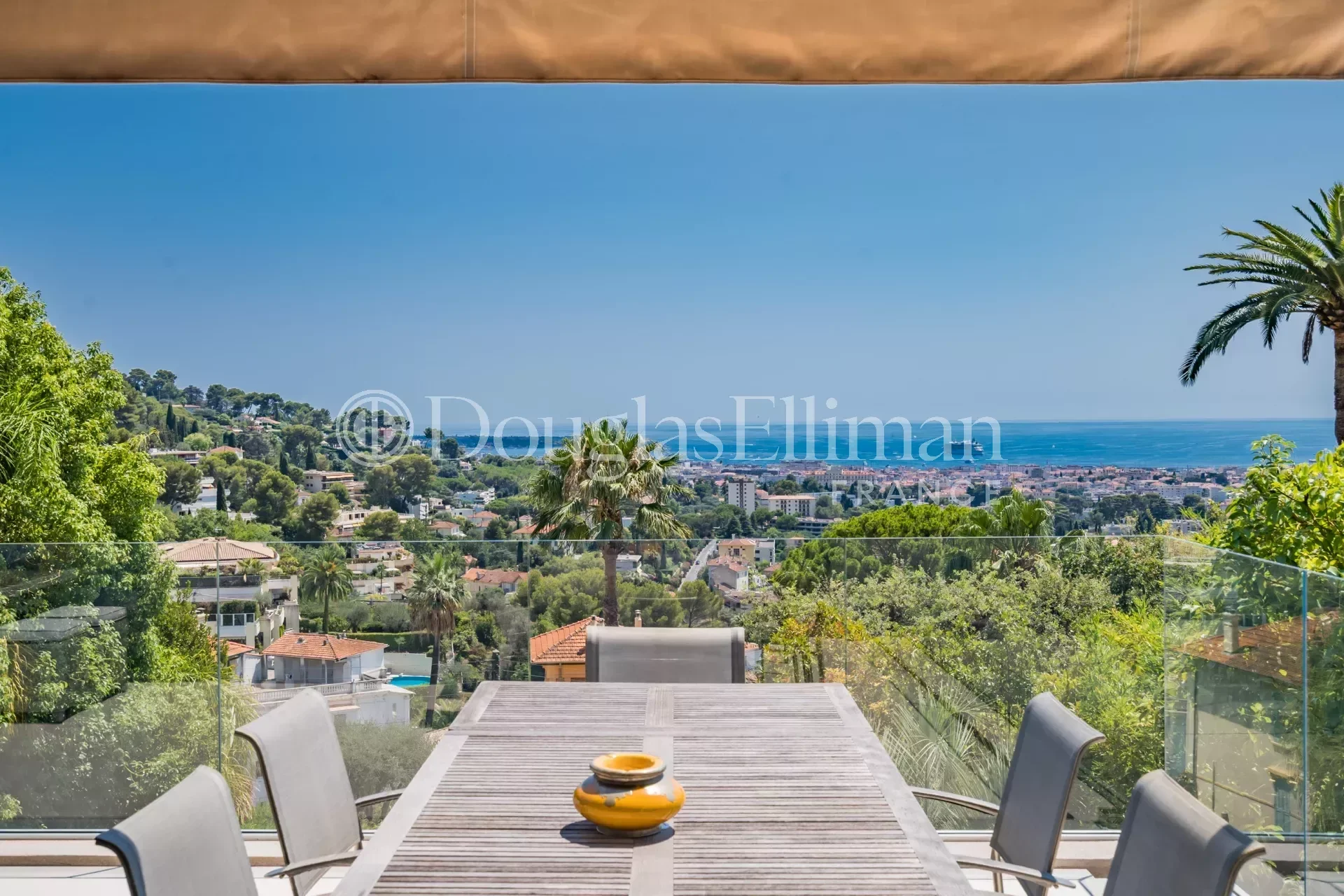 CANNES  – Hôtel particulier rénové avec vue baie de Cannes - Image nᵒ2