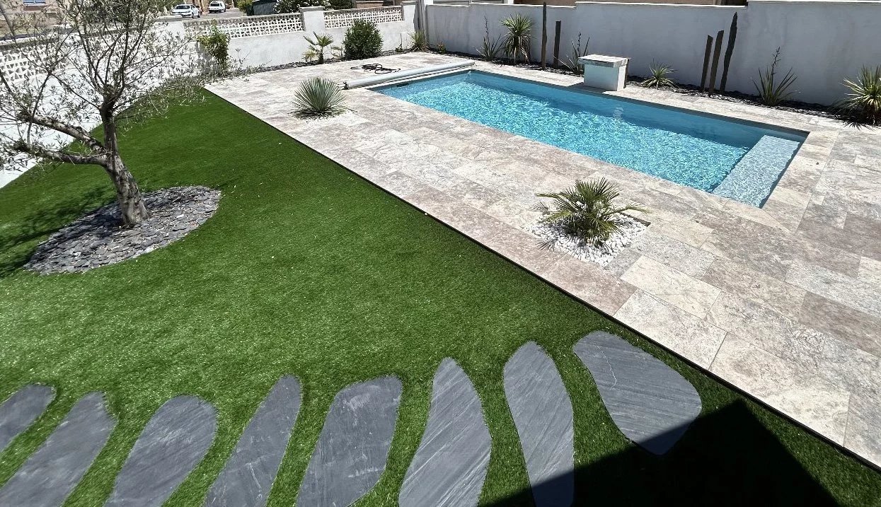 Une maison prête à vivre avec jardin paysager et piscine