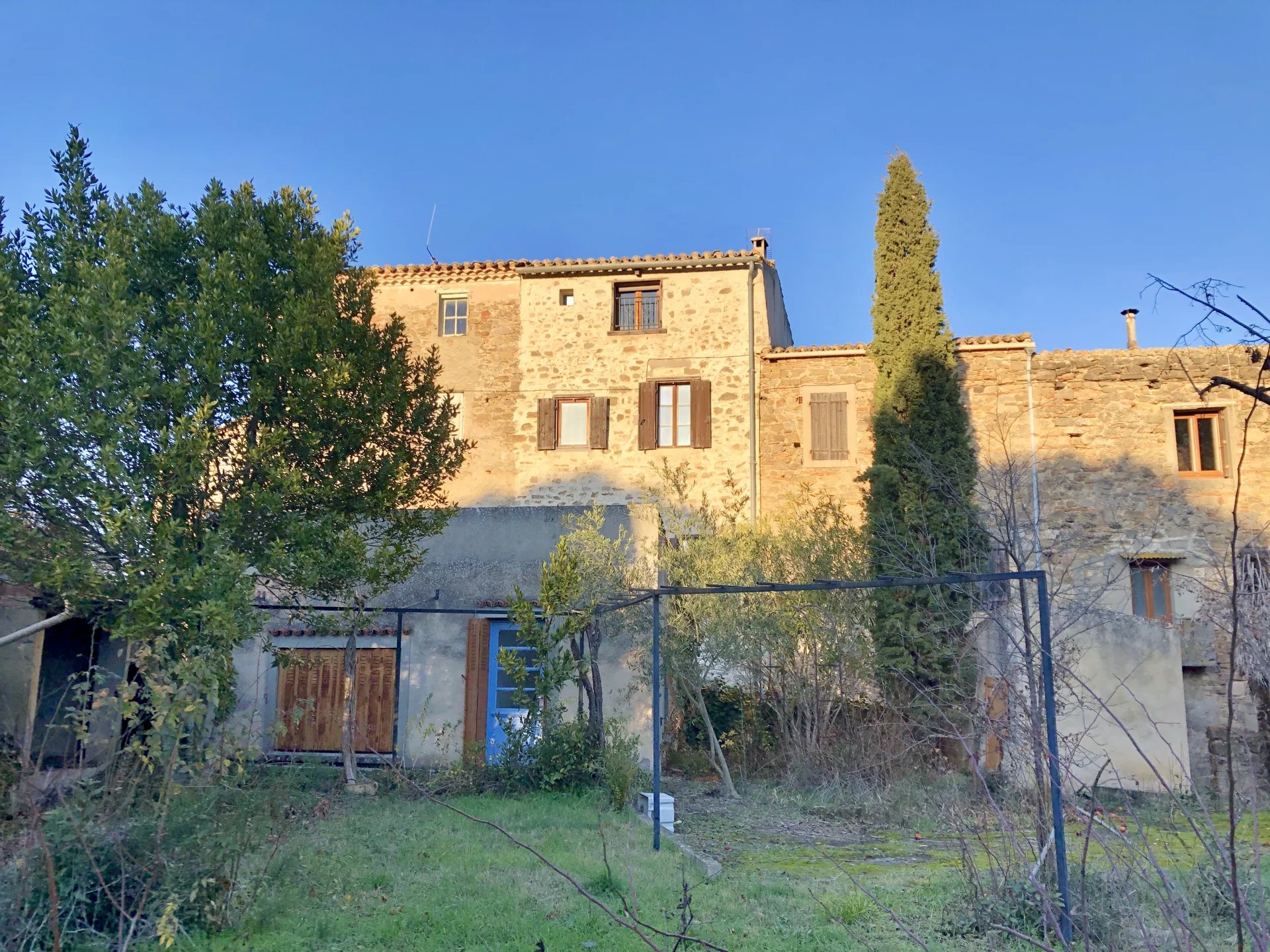 Maison de village avec jardin et dépendances