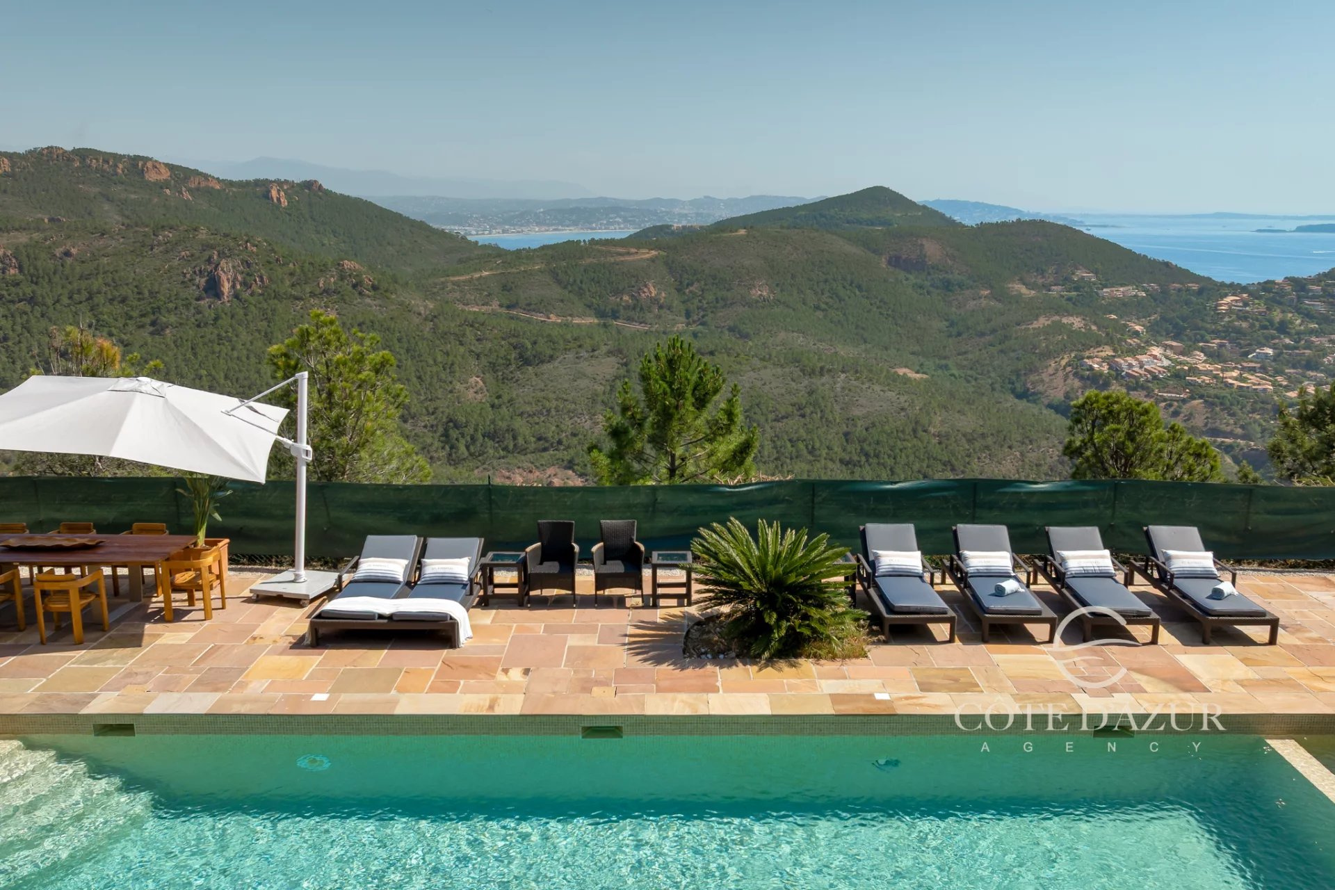 Exceptional property with panoramic sea views 39