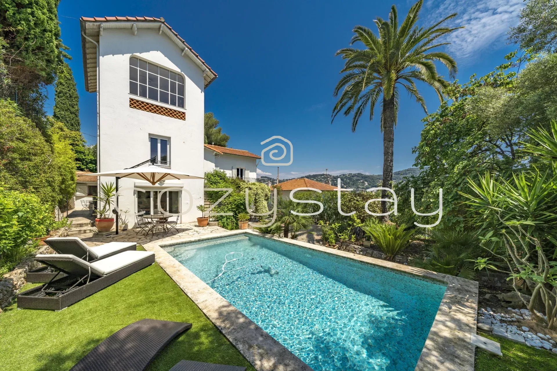 Villa avec piscine et vue dégagée, Cannes Europe / Petit Juas