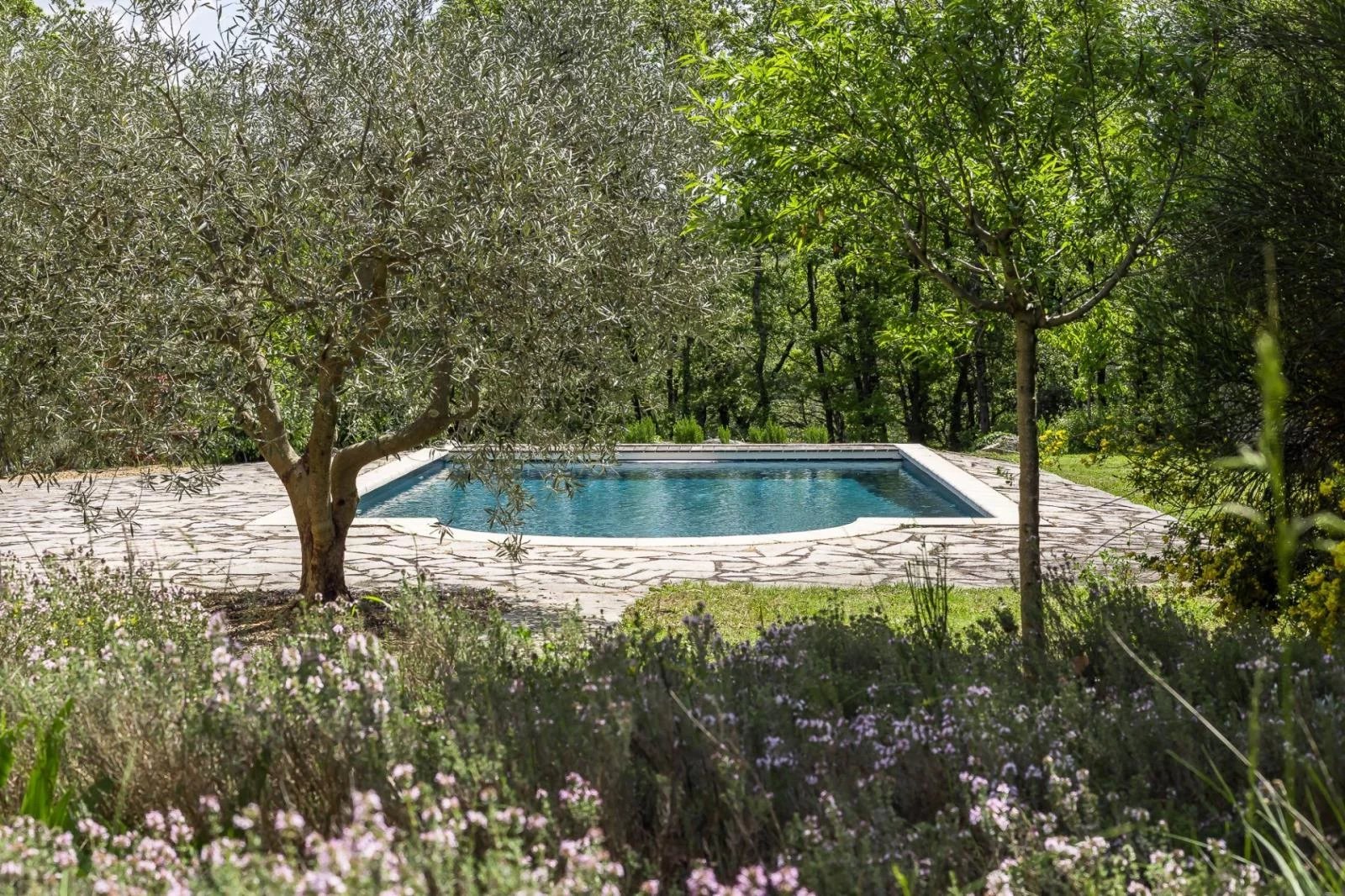 Stone house with swimming pool in Murs