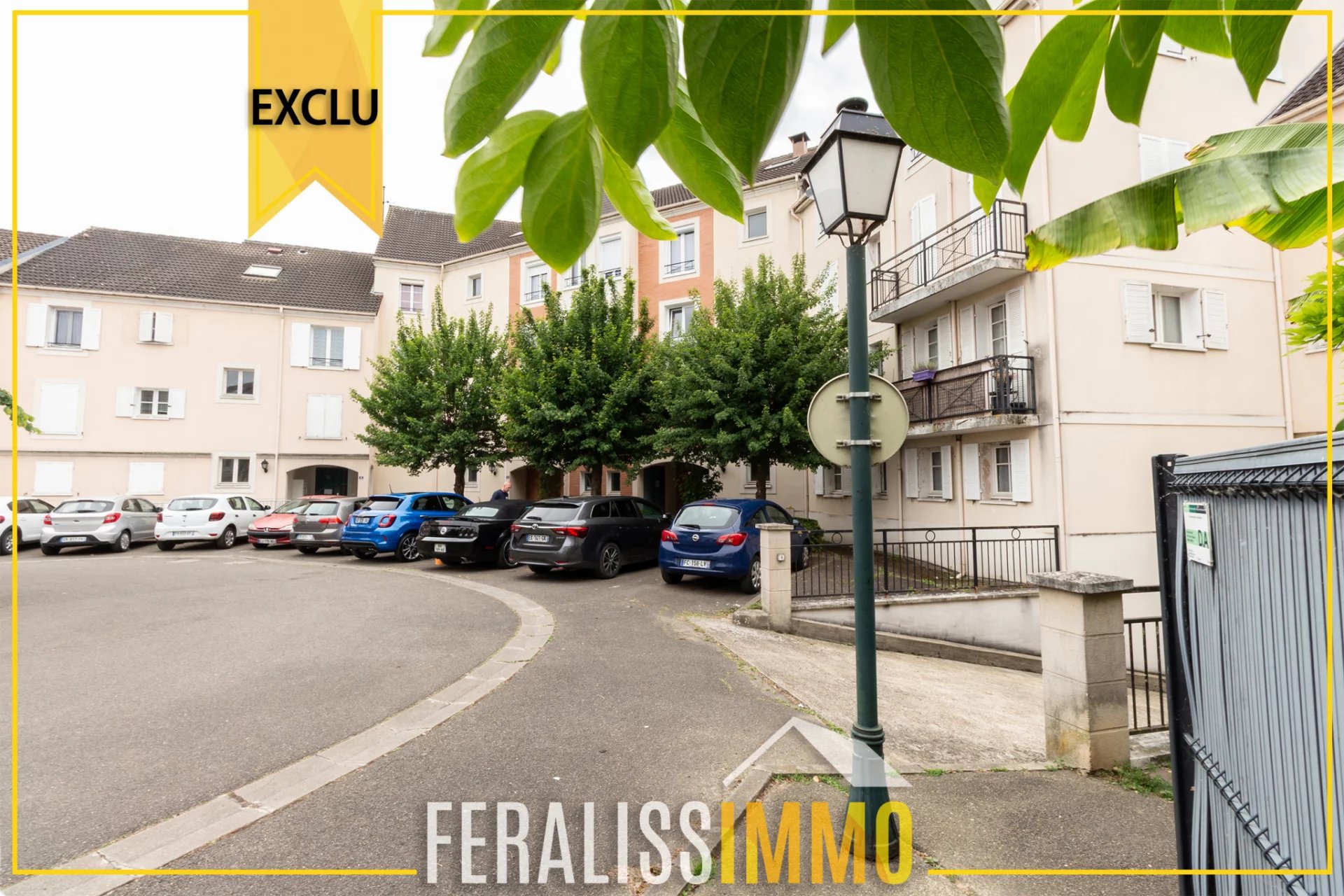 Superbe séjour pour ce F2 à 2 pas de toutes commodités !