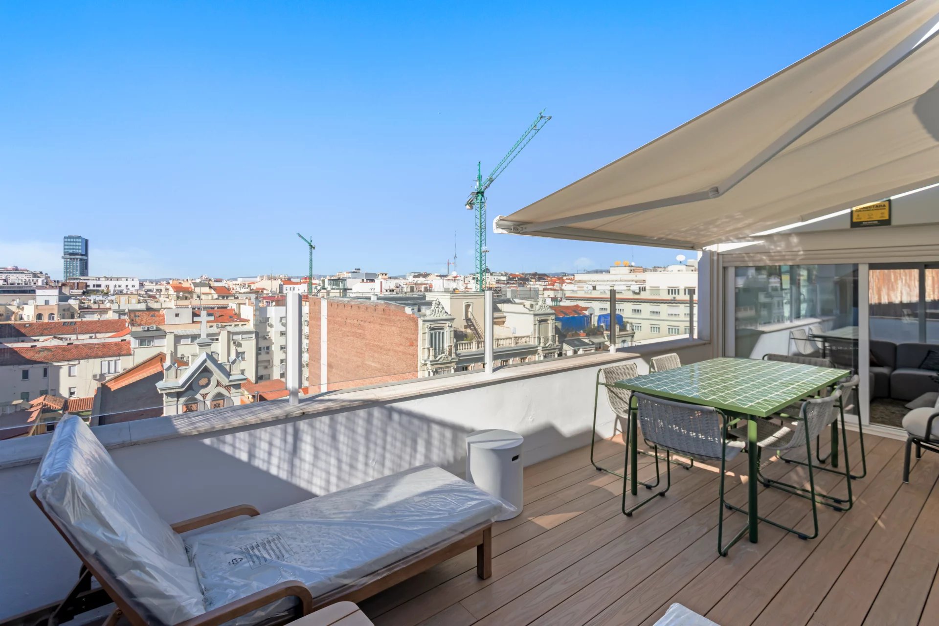 Penthouse récemment rénové : lumière naturelle et espace