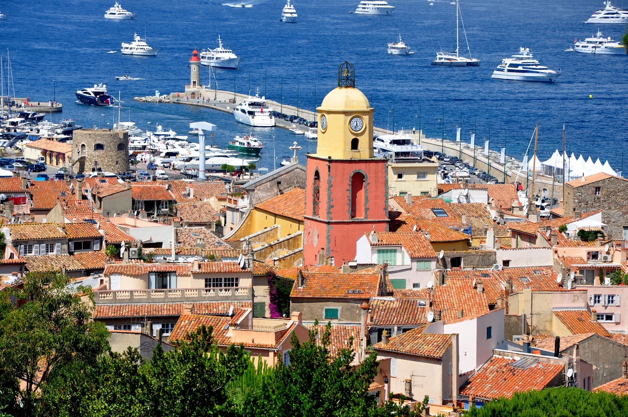 St. Tropez- Fond de Commerce à proximité du port.