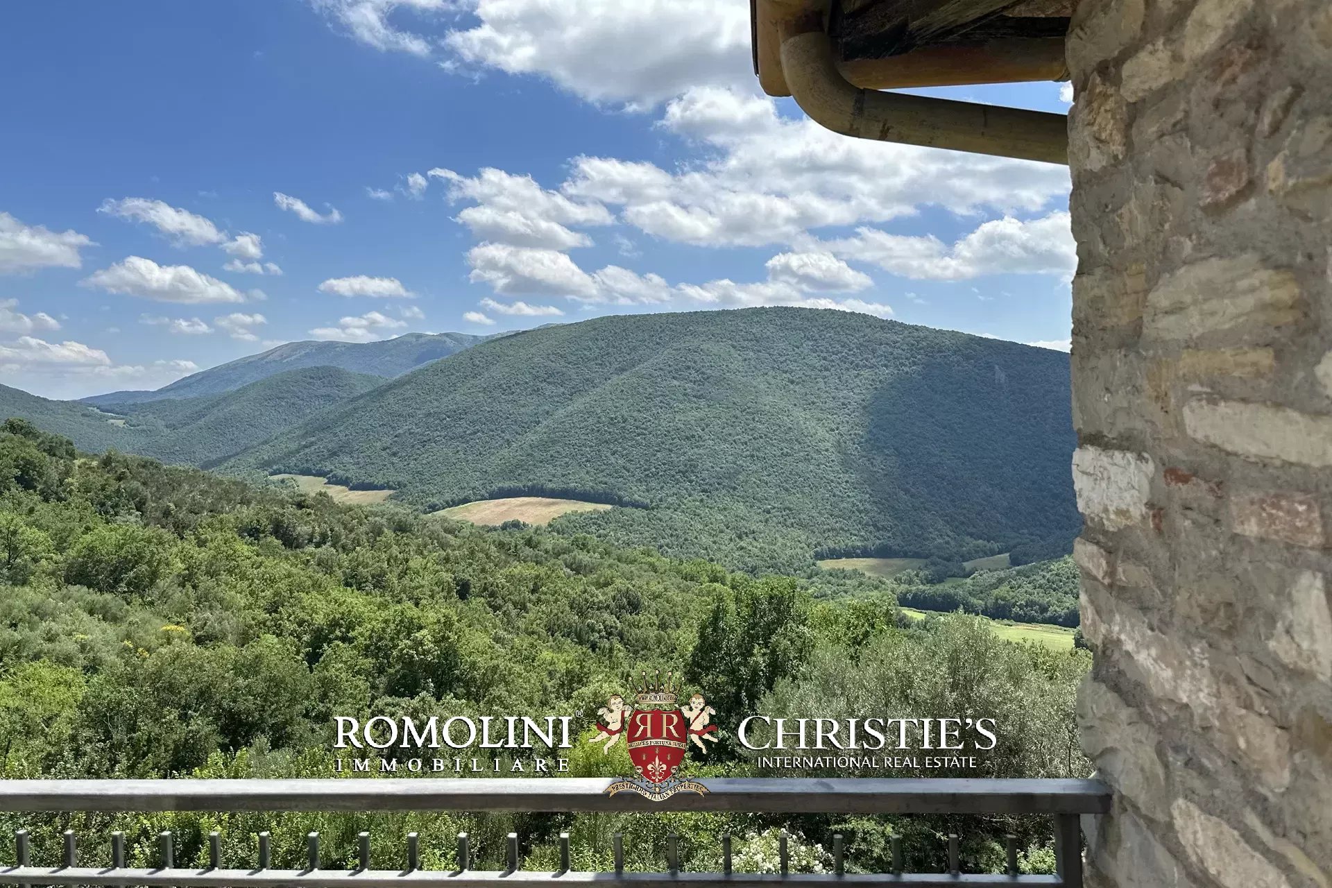  FINELY RESTORED RURAL COMPLEX FOR SALE IN UMBERTIDE UMBRIA
