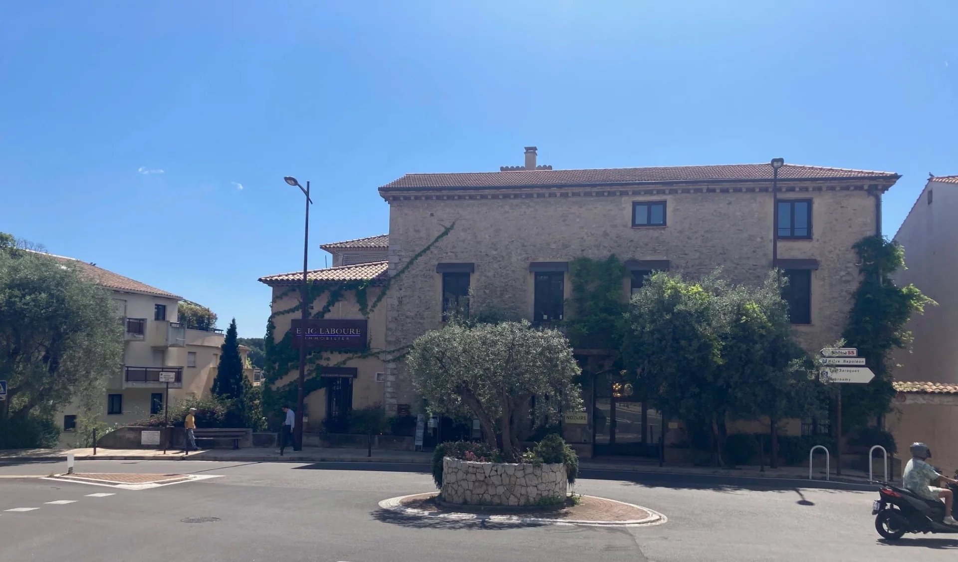 Val de Mougins bordure de  route dans une bastide remarquable,droit-au-bail à céder