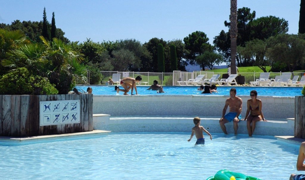 Roquebrune/s Argens, Villa -4 bedrooms -90m2- in luxury domaine, with pool & tennis