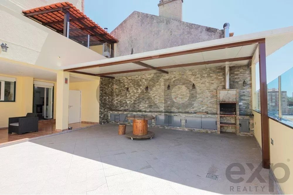 Apartamento T2 com amplo terraço