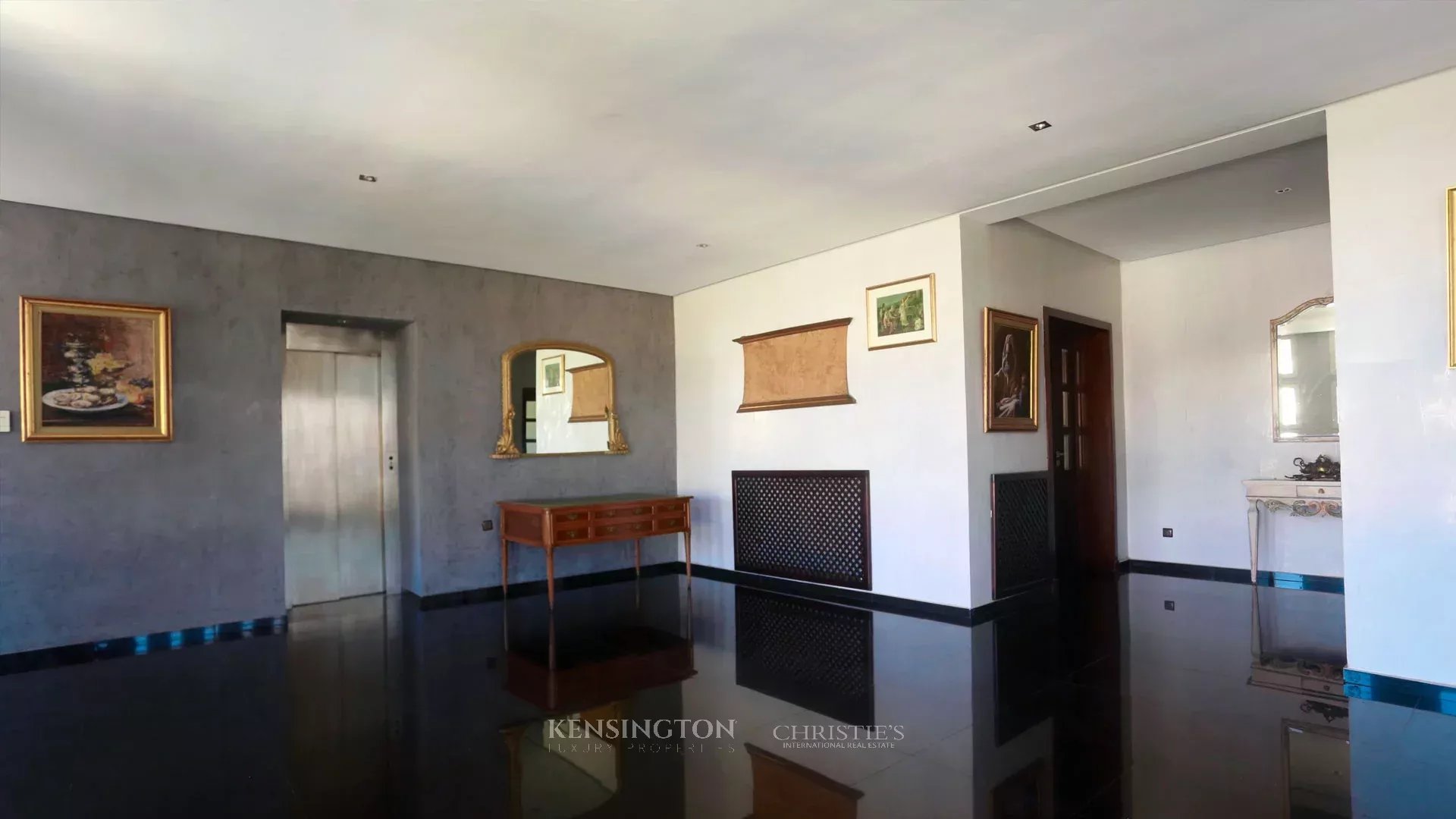 7 Bedroom Villa/Townhouse's Image 3